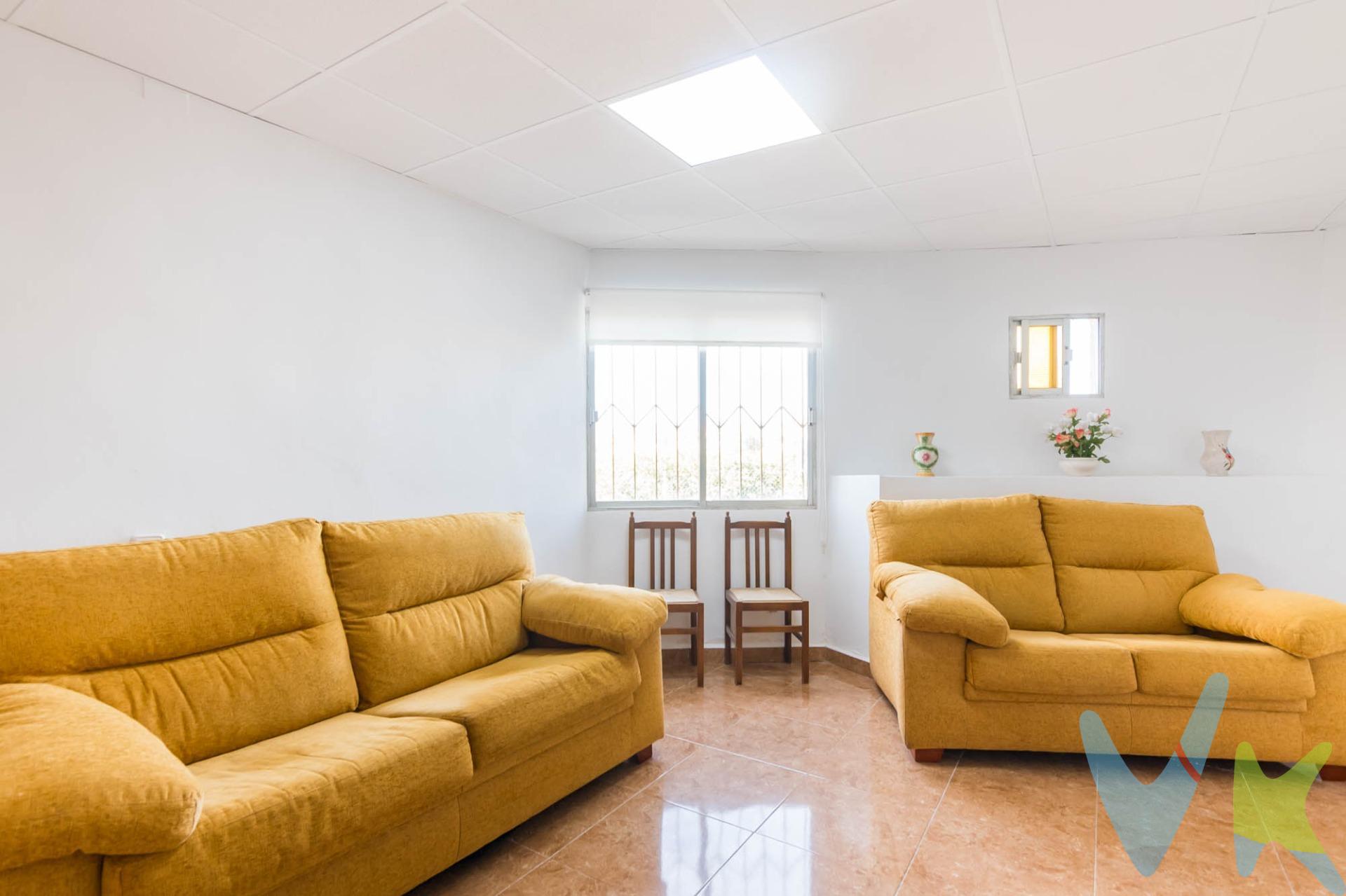 Se vende casa en planta baja ubicada en La Algaida, pedanía de Archena, una zona tranquila y con estos servicios necesarios para el día a día: supermercado, bar-restaurante y carnicería, todo a pocos pasos de casa. La vivienda hace esquina, lo que le aporta mayor luminosidad y ventilación natural. Dispone de:. ✨ 3 habitaciones. ✨ Salón principal interior. ✨ Segundo salón reformado. ✨ Cocina semi equipada. ✨ 1 baño completo con pie de ducha. Cuenta con dos accesos independientes:. 🔹 Entrada principal. 🔹 Entrada secundaria con acceso a un pequeño patio privado, donde encontrarás una estancia auxiliar ideal como trastero, zona de almacenaje o incluso para habilitar una acogedora zona de barbacoa. En la parte superior, la vivienda dispone de terraza y trastero, perfectos para disfrutar del aire libre o ampliar espacio de almacenamiento. Además, cuenta con rejas en las ventanas, aportando un extra de seguridad. Una vivienda cómoda, funcional y con muchas posibilidades, ideal tanto como residencia habitual como inversión. 📞 ¡No dudes en contactar para más información o concertar una visita!. 🔑 Comercialización en multiexclusiva. Por mandato expreso del propietario, este inmueble se comercializa en multiexclusiva, lo que garantiza un acceso completo a la información, un servicio profesional y una gestión ordenada, sin interferencias de terceros. Si eres agente inmobiliario y tienes un cliente interesado, estaremos encantados de colaborar. Contáctanos sin compromiso. 🤝 Una compra tranquila y bien acompañada. Al contactar directamente con nosotros, evitarás molestias innecesarias a la propiedad. Nos encargamos de toda la intermediación, facilitándote la documentación, la información necesaria y un trato cercano, claro y sin complicaciones. Te informaremos con total transparencia de todos los aspectos de la compra, incluidos gastos y honorarios de agencia para que tomes decisiones con calma y seguridad. Nuestra forma de trabajar se basa en algo muy sencillo:. Calma → la tranquilidad de comprar tu vivienda con acompañamiento profesional en todo el proceso con nosotros. ℹ️ Información legal. La descripción del inmueble y las imágenes publicadas tienen carácter meramente informativo y no contractual. El precio ha sido fijado por la propiedad y podría sufrir variaciones hasta su formalización en contrato de compraventa. 💰 Gastos de la compra. •	Impuestos (ITP). o	Con bonificación: 3 %. o	Sin bonificación: 7,75 %. •	Notaría y Registro: aprox. 1.000 €. •	Honorarios de agencia: 3 % + IVA, con un mínimo de 3.000 € + IVA. (No incluidos en el precio de venta). ¡Oye, agente inmobiliario! Si estás leyendo este texto y te gusta, te desafiamos a ser creativo y sorprendernos con una adaptación original. ¡Nada de copiar y pegar, queremos ver tu ingenio en acción!. 