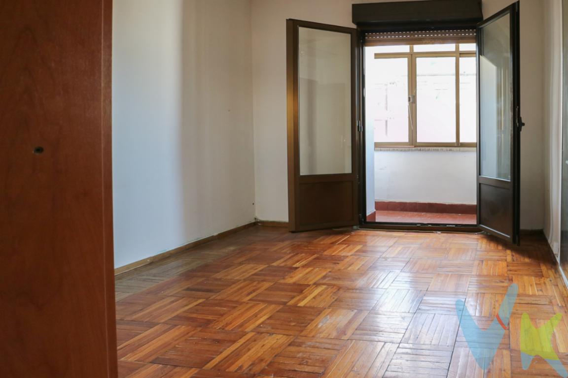 ¿NECESITAS MAS ESPACIO? Amplia vivienda EXTERIOR de 4 dormitorios ubicada en el cuarto piso, ASCENSOR, cocina muy luminosa, salón, despensa y 2 baños. Piso con mejoras: ventanas de aluminio/climalit, puertas macizas, blindada. Edificio con gas ciudad, situado en una zona con todos los servicios cerca (colegios, supermercados, centro de salud, gimnasios, entidades bancarias, etc...) parques infantiles y perfectamente comunicada, a tan solo 10 minutos del casco antiguo de Oviedo. Muy cerca del nuevo HUCA, centro comercial los Prados y del campus del Milán. NO DEJES ESCAPAR ESTA OPORTUNIDAD Y VEN A VISITARLO. No incluido en el precio el 8% ITP, notaría y registro.