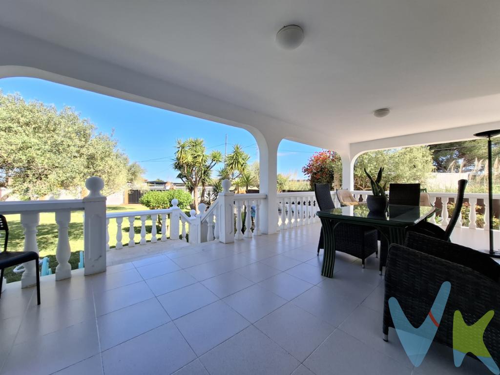  Presentamos una magnífica oportunidad para adquirir una hermosa casa en venta, situada en la Marjalería, tradicionalmente, la zona de huerta de Castellón.  Esta propiedad cuenta con características excepcionales que la convierten en una opción ideal para quienes buscan un hogar donde la comodidad se fusiona con el estilo. Con una extensión de 125 metros cuadrados útiles y 132 metros construidos, esta vivienda ofrece un espacio amplio con todas sus estancias en una única planta, ideal para disfrutar de cada uno de sus rincones.Construida en el año 2001, la casa conserva un diseño moderno y funcional que se adapta a las necesidades del estilo de vida actual. Al entrar, se puede apreciar la luminosidad que inunda cada ambiente, creando una atmósfera acogedora y cálida. Cuatro amplias habitaciones esperan para convertirse en espacios de descanso y privacidad, el salón comedor dispone de una chimenea alimentada con pellets, se suman la cocina, dos baños y una gran terraza con vistas al jardín.La casa cuenta además con una amplia parcela que ofrece un sinfín de posibilidades. El jardín privado es un verdadero oasis de tranquilidad donde se puede disfrutar de agradables momentos al aire libre, ya sea organizando reuniones con amigos o simplemente relajándose en contacto con la naturaleza. Esta zona ajardinada añade un valor incalculable a la propiedad, proporcionando un entorno sereno y lleno de vida para disfrutarlo con la barbacoa.Un garaje de generosas dimensiones está disponible, ofreciendo la solución perfecta para proteger su vehículo de las inclemencias del tiempo. Este espacio adicional proporciona aún más comodidad, permitiendo estacionar con facilidad y sin preocupaciones. Para mayor conveniencia, la propiedad también cuenta con un trastero, ideal para almacenar pertenencias de manera organizada y mantener el hogar siempre en orden.Ubicada en El Grao, esta casa ofrece la combinación perfecta entre tranquilidad y accesibilidad. La zona es conocida por su huerta, su tranquilidad y su cercanía a todos los servicios necesarios para el día a día. Colegios, comercios, restaurantes y centros de salud se encuentran a poca distancia, facilitando una vida cómoda y sin complicaciones. Además, la proximidad al mar añade un atractivo único, permitiendo disfrutar de agradables paseos por la playa y de la brisa marina en cualquier momento.Esta propiedad representa una inversión segura en calidad de vida y bienestar. Cada espacio ha sido diseñado para ofrecer máxima funcionalidad y confort, haciendo de esta casa una oportunidad única en el mercado. No deje pasar la oportunidad de visitar esta maravillosa vivienda y descubrir por usted mismo todo lo que tiene para ofrecer. Para más información y concertar una visita, no dude en ponerse en contacto. Estamos seguros de que encontrará en esta casa el hogar que siempre ha soñado.Esta es la ocasión perfecta para dar el paso hacia una vida plena y satisfactoria en un entorno privilegiado. No lo piense más, venga a conocer su nuevo hogar en El Grao, Castellón de la Plana.Posibilidad de financiación hasta el 100%, pregúntanos por un estudio gratuito.Gastos, impuestos y honorarios profesionales de la inmobiliaria no incluidos en el precio. 
