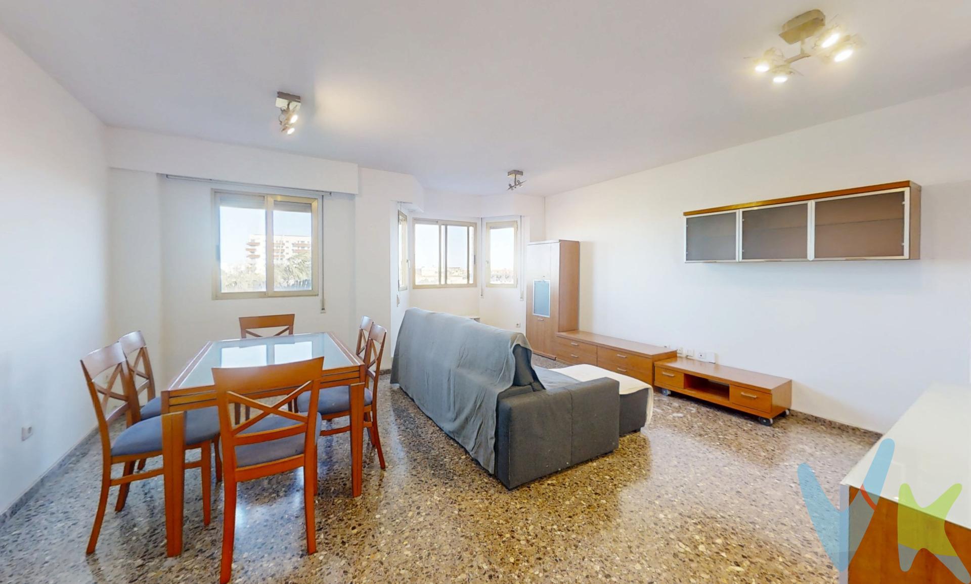 Este espectacular piso de VPO de 106 m² construidos, situado en la Av. Reyes Católicos, es perfecto para quienes buscan comodidad y calidad de vida. . Con 3 amplios dormitorios y 2 baños, (uno de ellos en la habitación principal), esta vivienda ofrece un espacio ideal para disfrutar en familia. Los armarios empotrados brindan un excelente almacenamiento, mientras que el aire acondicionado y la calefacción eléctrica garantizan un ambiente acogedor durante todo el año. La ubicación es inmejorable: rodeada de una amplia variedad de comercios, bares y restaurantes, tendrás todo lo que necesitas a un paso. Además, la cercanía a colegios y servicios públicos hace que sea una opción perfecta para familias. . Las excelentes comunicaciones con el centro comercial MN4 y la fácil salida a la V31 aseguran que estés siempre bien conectado. Este piso, construido en el año 2000, se encuentra en un estado óptimo y es apto para personas con movilidad reducida. Situado en una planta 4 con ascensor, disfrutarás de vistas agradables y de una zona tranquila y apacible para vivir. . No dejes pasar la oportunidad de hacer de este lugar tu nuevo hogar. La venta de ésta propiedad se gestiona mediante contrato de EXCLUSIVA COMPARTIDA, donde más de 150 agencias colaboradoras tienen la ventaja de poder ofrecer a sus potenciales compradores este inmueble, lo que le garantiza un servicio de calidad, un trato fácil, sencillo y sin interferencias de terceros. Por este motivo, se ruega no molestar al propietario, a los ocupantes de la propiedad, a los vecinos o conserjes del edificio o urbanización si los hubiera. Si Usted es agencia inmobiliaria y tiene un cliente para éste inmueble, llámenos, estaremos encantados de colaborar en ésta y otras operaciones. No están incluidos los gastos de compra, honorarios de agencia e impuestos.