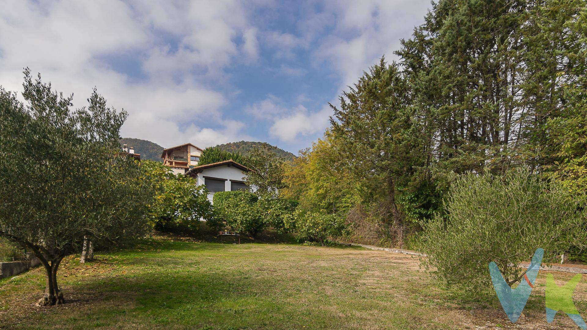 En un entorno rural a tan solo 15 minutos del centro de Pamplona, se encuentra esta gran finca de 1800 m2 con una casa unifamiliar, ideal para convertirse en su próximo hogar. La casa cuenta con dos plantas totalmente independientes. La planta primera es la destinada a vivienda (con cédula de habitabilidad recientemente renovada) que dispone de un gran salón, cocina, dos dormitorios amplios, un baño y una gran galería, toda la planta con techos altos y abuhardillados con la madera a la vista. Por su parte la planta baja cuenta con un acceso totalmente independiente y se distribuye en una gran sala-txoko con pequeña cocina, aseo con plato de ducha, un dormitorio y una alcoba. Además cuenta con un almacén con acceso desde el exterior. Toda la casa está calefactada y dispone de una caldera de gas propano para proporcionar calefacción y agua caliente. Esta vivienda, es ideal para familias que busquen un hogar con un gran jardín exterior y la calidad de vida que aporta vivir en un entorno rural pero al mismo tiempo perfectamente comunicado con Pamplona. Estamos convencidos de que esta vivienda les sorprenderá.