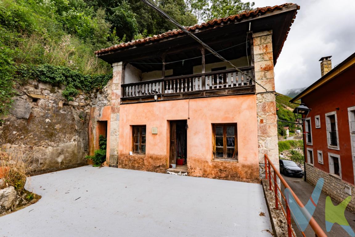 Oportunidad, Casa rural con encanto en Cabrales, AsturiasHoy os queremos ofrecer esta singular propiedad para acondicionar en el Barrio de Pamental, Parroquia de Carreña de Cabrales, Municipio de Cabrales, AsturiasLa propiedad está enclavada en un entorno natural privilegiado, rodeada de montañas y paisajes impresionantesSe trata de una casa tradicional asturiana con lagar en la planta baja, compuesta por planta baja, planta primera, buhardilla, garaje y almacen.Otra característica especial de esta propiedad es que se accede a una cueva desde la planta baja, ideal para madurar quesos o almacenar productosLa planta baja de la casa, con su almacén y garaje ocupa una superficie aproximadamente 150 m2 y está enclavada en una parcela de aproximadamente 300 m2, por lo que queda espacio para un bonito jardín o zona de esparcimiento y disfrute.Es ideal para realizar en ella una distribución funcional y acogedora, perfecta para una vivienda o un negocio rural.Características:  Planta baja con acceso a la cueva y espacio para lagar,  Planta primera para distribuir a tu gusto en unas estancias amplias y luminosas y Bohardilla con posibilidades de acondicionamiento.Su ubica en un entorno tranquilo y rodeado de naturalezaEs la propiedad Ideal para amantes de la naturaleza y la vida rural, para los que buscan una segunda residencia o una inversión en el sector ruralY tambien podría ser una propiedad perfecta para emprendedores que quieran producir quesos o alimentos que buscan un espacio para madurar sus productos, siempre que la legislación lo permita.No te pierdas esta oportunidad de vivir en un entorno natural privilegiado. ¡Contacta con nosotros para más información y para programar una visita!En el precio publicitado (PVP) no está incluido el Impuesto de Transmisiones Patrimoniales ni los gastos de notaria y registro.