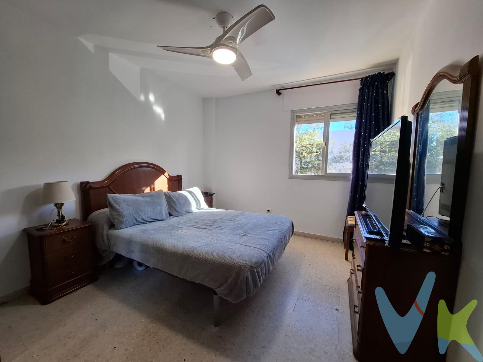 Piso de 80 m² con ascensor en zona Rafael Alberti, Algeciras. Te presentamos este acogedor piso de 80 m² situado en la demandada zona de Rafael Alberti, en Algeciras. Una vivienda totalmente exterior, muy luminosa y con una distribución cómoda y funcional, perfecta tanto para familias como para inversión, con vistas al mar. Distribución y características:.      - Zonas de descanso: 3 habitaciones (1 doble principal espaciosa y 2 individuales ideales para niños, despacho o invitados).      - Baño: 1 baño completo.      - Salón-comedor: Espacioso y muy luminoso gracias a su ventana exterior, con zona de estar y espacio diferenciado para mesa de comedor.      - Cocina amueblada: Cocina independiente alargada, amueblada en madera y con espacio para mesa auxiliar/desayuno.      - Lavadero independiente: Práctica zona de colada y almacenamiento anexa a la cocina.      - Edificio con ascensor. 📞 ¡Ponte en contacto con nosotros para recibir más información o agendar tu visita!. • Segundas transmisiones: Operación sujeta a ITP, cuyo tipo general es del 7% respecto al precio de venta, pudiendo reducirse al 6% o 3,5% en determinados supuestos conforme a la Ley 5/2021, de 20 de octubre, de Tributos Cedidos de la Comunidad Autónoma de Andalucía. • Honorarios de agencia - El comprador deberá abonar a la agencia unos honorarios del 3% del precio de compraventa (mínimo 3.000 €), más IVA del 21%. • Gastos de Notaría y Registro - Se estiman entre 1.000 € y 2.500 €, dependiendo del precio final, número de copias, extensión de la escritura y complejidad, conforme al Real Decreto 1426/1989 (arancel notarial) y Real Decreto 1427/1989 (arancel registral). • Financiación - En caso de financiación bancaria, los gastos asociados deberán ser consultados directamente con la entidad financiera correspondiente. Nota importante - La agencia realiza labores de intermediación. Las condiciones finales de la compraventa estarán sujetas a la aceptación expresa de la parte vendedora y a la posterior formalización contractual.