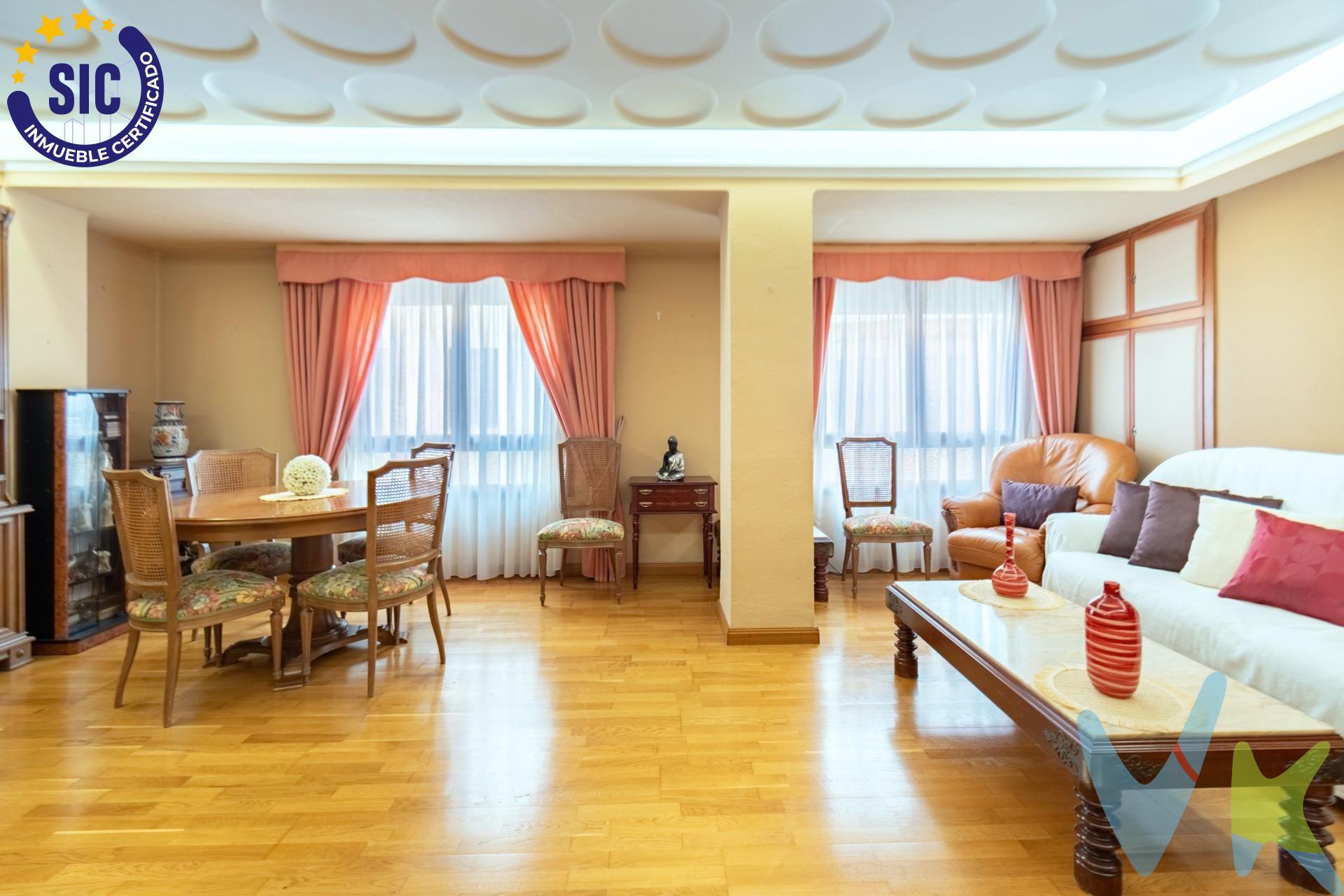 ¡Gran oportunidad! Amplia vivienda en pleno centro de Castellón. Te presentamos este magnífico piso situado en la calle Bartolomé Reus, en el corazón de Castellón. Con una superficie generosa, esta vivienda ofrece cuatro   dormitorios, dos baños completos, un amplio salón-comedor, cocina independiente y galería. Uno de los dormitorios tiene acceso directo a un patio interior cubierto de aproximadamente 15 m², un espacio ideal para disfrutar de reuniones con familiares y amigos con total privacidad o también un espacio a utilizar para el juego de los niños de la casa. Las estancias son muy amplias y luminosas, lo que proporciona una gran sensación de confort. Además, te damos la opción de adquirir una plaza de garaje en concesión en la Plaza Fadrell, ubicada a pocos metros de la vivienda, para mayor comodidad. Su excelente ubicación en el centro de la ciudad te permitirá disfrutar de todos los servicios a tu alcance: comercios, restaurantes, colegios y transporte público, sin necesidad de tener que desplazarte en automóvil. ¡No dejes pasar esta oportunidad! Contacta con nosotros para más información o para concertar una visita. ¡Esta vivienda te está esperando!