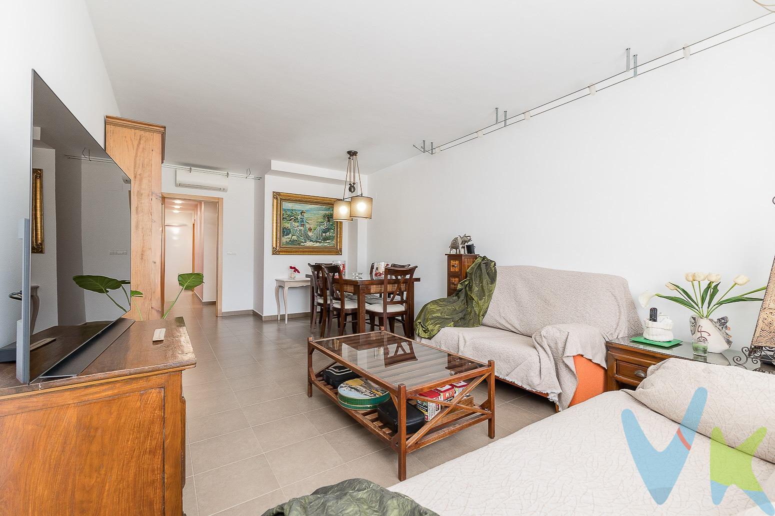 ✨ Encantadora primera planta en Náquera con garaje, trastero y zonas comunes 🏡🌿. Te presentamos esta acogedora vivienda situada en la tranquila y pintoresca localidad de Náquera, un entorno natural privilegiado a tan solo 25 minutos de Valencia. Es ideal tanto para quienes buscan su primera vivienda como para aquellos que desean disfrutar de un hogar rodeado de naturaleza sin renunciar a la comodidad y los servicios del día a día. Con una superficie construida de 84 m², la propiedad ofrece una distribución funcional, cómoda y muy luminosa. Dispone de dos dormitorios —uno doble con armario empotrado y otro individual—, un amplio salón comedor con un ambiente cálido y natural, y una cocina independiente totalmente equipada, con salida a una práctica galería perfecta como zona de lavado o almacenamiento adicional. Cuenta con dos baños completos, ambos con bañera; uno de ellos en suite en la habitación principal, con bañera de hidromasaje para disfrutar de momentos de relax. Entre sus calidades destacan:. ✅ Ventanas de aluminio tipo Climalit. ✅ Aire acondicionado frío/calor por split en el salón. ✅ Armarios empotrados. ✅ Incluye trastero y plaza de garaje en el precio. El edificio, construido en 2008, se encuentra en excelente estado y ofrece completas zonas comunes que aportan un extra de confort y ocio:. 🏊‍♂️ Dos piscinas comunitarias. ☀️ Solárium. 🎠 Parque infantil. 🚪 Ascensor. La ubicación es inmejorable: en una zona tranquila, pero muy cerca de todo lo necesario para el día a día. A pocos pasos del supermercado Consum, y con fácil acceso a centro médico, colegios, transporte público, parques y zonas de ocio. Náquera es sinónimo de calidad de vida. Rodeada de montañas y naturaleza, ofrece un entorno verde, aire puro y un ambiente sereno, ideal para quienes buscan desconectar del ritmo urbano sin alejarse de la ciudad. 🔑 ¡No dejes pasar esta oportunidad!. Esta vivienda lo tiene todo: comodidad, entorno, servicios y calidad de vida. 📞 Contáctanos hoy mismo para más información y agenda tu visita. ¡Te encantará!. ℹ️ Los muebles, gastos de compraventa y honorarios de agencia no están incluidos en el precio.