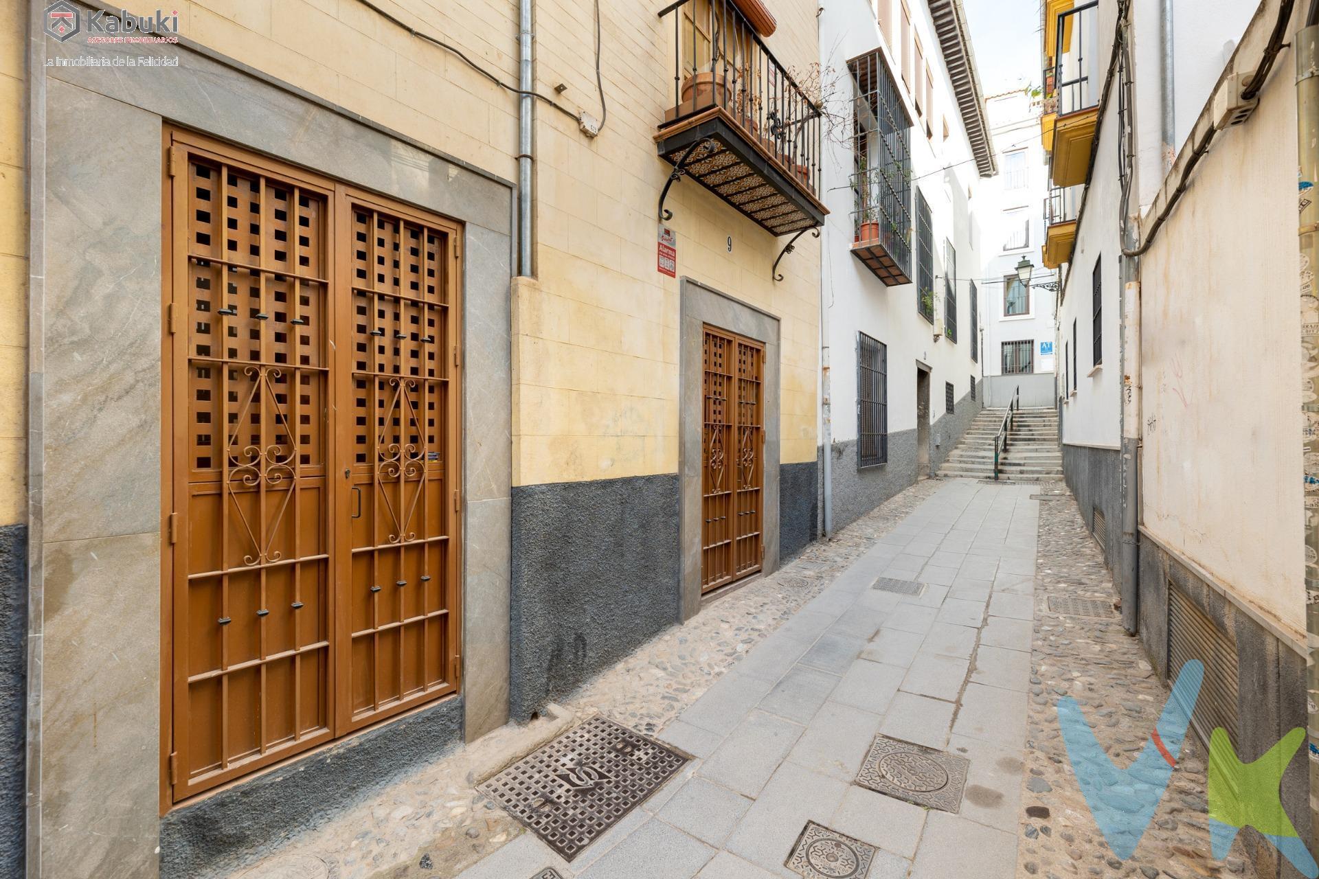 ¡Atención inversores! . Se pone a la venta una encantadora casa a reformar en el pintoresco barrio del Realejo en Granada, una gran oportunidad de inversión para transformar esta propiedad en el hogar de sus sueños. . Esta casa, distribuida en tres plantas, cuenta con un salón, una cocina espaciosa, dos baños y tres habitaciones, ideales para una familia que busca comodidad y espacio. La amplia terraza ofrece vistas exteriores. . Imagina disfrutar de tardes en la terraza, con la tranquilidad que tiene ese barrio, y aún así, estar a 10 minutos del centro de Granada, donde puedes contar con todos los servicios que necesites. ¡No pierda la oportunidad de vivir en este maravilloso hogar y en una ubicación inmejorable!