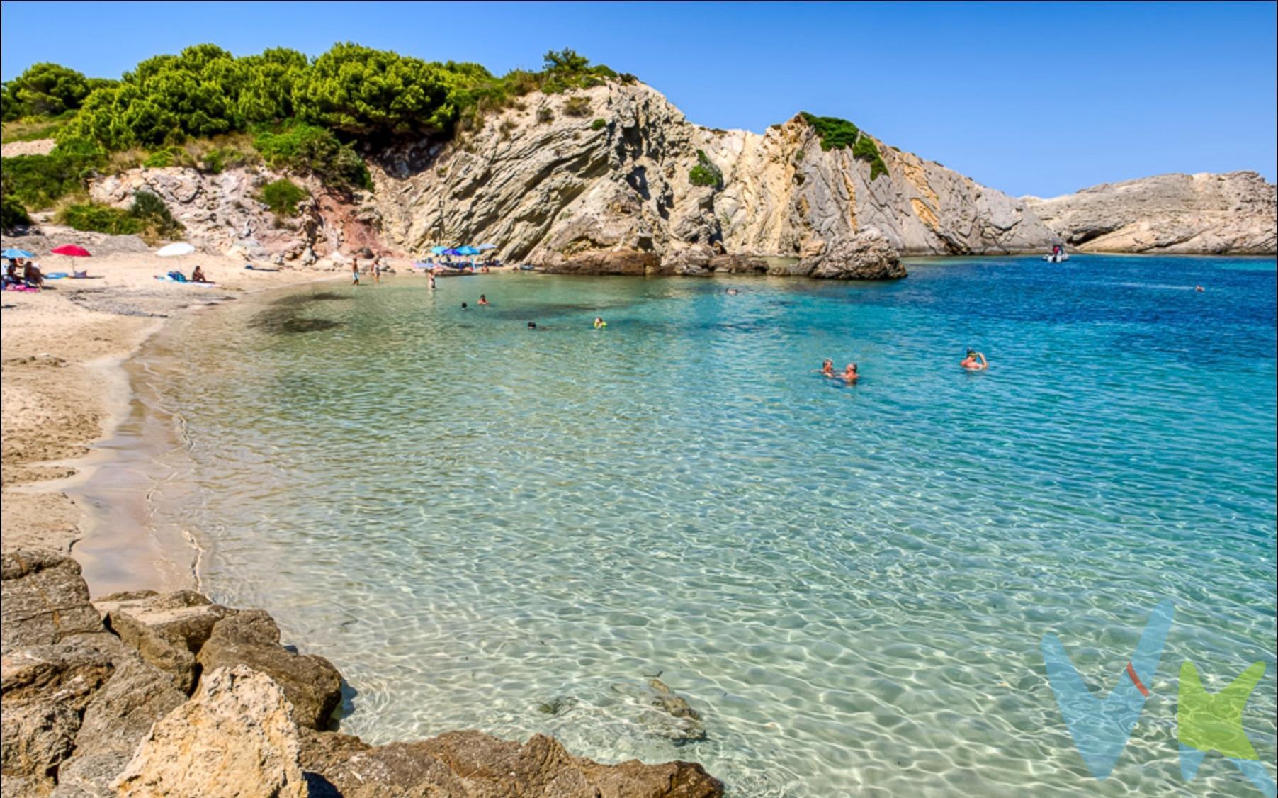 Descubre este apartamento turístico con licencia vacacional en vigor situado en Arenal d'es Castell, a sólo 100 metros del mar. Con una superficie construida de 46,49 m² y útil de 39,00 m², la vivienda se encuentra en buen estado y lista para habitar, siendo una opción adecuada tanto como residencia habitual como para residencia vacacional. Dispone de dos habitaciones dobles luminosas que ofrecen un ambiente cómodo y tranquilo, así como un baño completo bien distribuido. El salón, de 16 m², está orientado al exterior, lo que permite aprovechar la luz natural y disfrutar de vistas agradables hacia el entorno marítimo. La cocina independiente, de 6 m², cuenta con un diseño funcional que facilita el día a día y se conecta con el comedor, de 12 m², creando un espacio práctico para las comidas y reuniones familiares. La propiedad incluye acceso a zonas comunes con piscina y áreas infantiles, que aportan comodidad y opciones de ocio. Una oportunidad de adquirir una vivienda frente a la playa en una ubicación atractiva y familiar. 