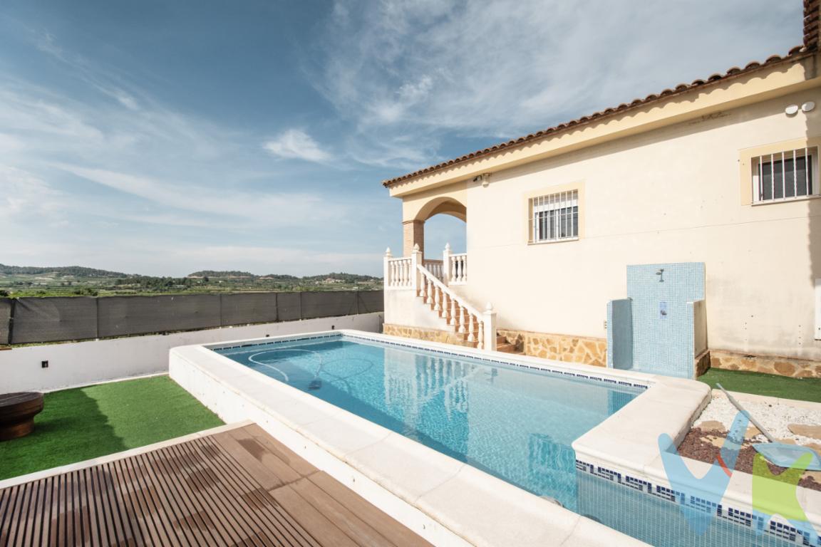 Te presentamos esta joya completamente urbana en plena urbanización de Balcón de Montroy. Nada más entrar nos encontramos con una magnífica terraza con unas vistas impresionantes a la montaña. Desde ésta accedemos a la entrada de la vivienda perfectamente diferenciada la zona de día y de noche. Amplia cocina con acceso también al garaje, gran salón-comedor para que puedas invitar a toda l@s amig@s y familiares. 3 habitaciones dobles , 2 baños completos, (uno de ellos in suite). Por si no tenías bastante con la terraza de la entrada orientada al sur, también dispone de otra magnífica terraza orientada al norte, ¡podrás elegir cuál disfrutaréis en cualquier época del año! No tenéis excusas para no disfrutar del amanecer y atardecer mientras te deleitas con unas magníficas vistas a la montaña. Viene el veranito y el solecito 🌞 y ¿ qué queremos todos en un chalet? Disfrutar de un chapuzón en la piscina, ¿no? ¡Pues en este chalet se encuentra la piscina perfecta para hacerlo! Además, junto a ella, se encuentra una zona chill out para tomarte un cóctelcito mientras disfrutas de unos buenos rayos de sol y coges un buen bronceado 😌.¿Te apetece una buena barbacoa o paella a leña? y, ¿a quién no? Podrás hacer cualquiera de ellas en su paellero de obra. Autobús en Fernándo el Católico a tan solo 400 metros! (Linea 2). Desde Valencia, se accede a esta localidad a través de la CV-405. Y la CV-50 la une con localidades de las comarcas de La Safor, la Ribera Alta, Hoya de Buñol y el Campo de Turia.  Esta en la entrada de la urbanización.Sé el primero en visitar esta vivienda, no mires más, sabes que no tienes tiempo que perder, llámanos y reserva una visita.Mobiliario, vehículos y otros elementos decorativos y personales de la propiedad no incluidos. Impuestos, gastos de compraventa, intermediación y financiación no incluidos.