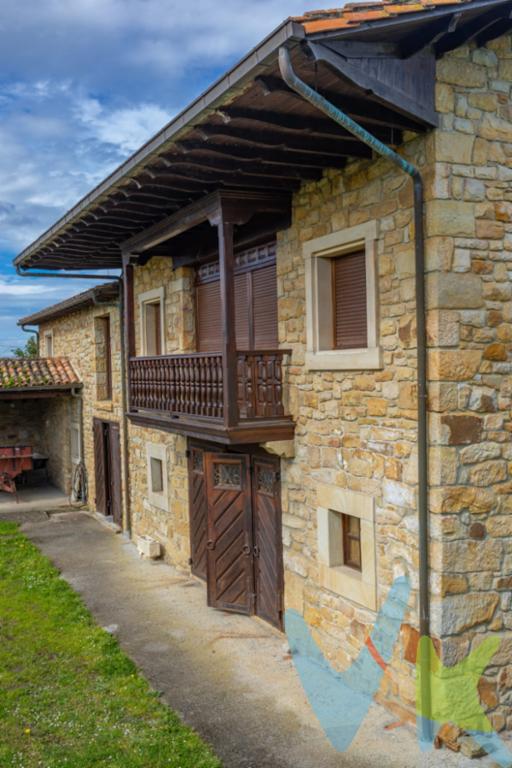 Conjunto único, a 20 minutos de Gijón, a 10 minutos de Villaviciosa. Quintana. Casa Mariñana en Argüero de piedra con 23.000 m2 de Finca cerrada, de 2 plantas, reformada, estructura de hormigón, tejados nuevos, interiores bien, anexo almacén con altillo, garaje, hórreo,  todo en muy buen estado, para entrar a vivir:  gran finca cerrada de 23.000 m2 con manzanos, buen acceso, conjunto único, a un paso de la costa y playas, infórmese! 