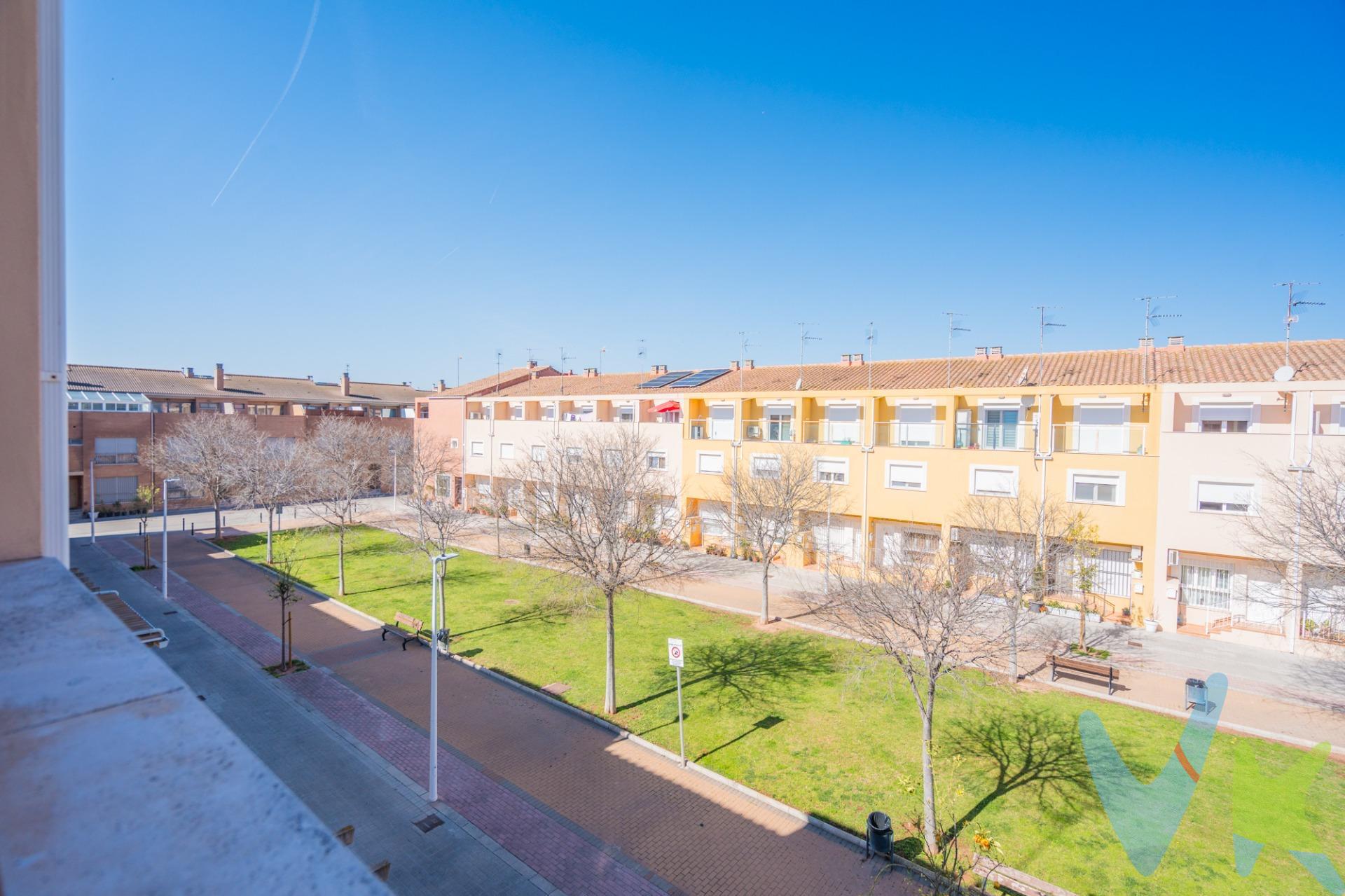 ELEGANCIA Y TRANQUILIDAD EN EL CORAZÓN DE PUZOL 🌿✨. Descubre el placer de vivir en un entorno peatonal, rodeado de jardines y con la comodidad de tenerlo todo a un paso. Esta propiedad no es solo una casa, es un estilo de vida. Ubicada en una de las mejores zonas de Puzol, este adosado combina a la perfección la serenidad de una zona residencial exclusiva con la cercanía a los servicios más prestigiosos de la zona. DISTRIBUCIÓN EN TRES NIVELES DE PURO CONFORT:. Planta Baja | Tu zona de bienvenida: Una encantadora terraza de entrada te recibe, ideal para disfrutar del aire libre. En el interior, la zona de día fluye entre un salón acogedor, una cocina funcional y un aseo de cortesía. Además, cuenta con espacio privado para tu vehículo. Primera Planta | El refugio principal: Aquí encontramos el dormitorio principal con baño en suite, un segundo dormitorio lleno de luz y un baño completo adicional. Segunda Planta | Espacio y versatilidad: Dos dormitorios más, uno de ellos con balcón, y un tercer baño completo. El lugar perfecto para una familia numerosa, zona de juegos o un despacho profesional. DETALLES QUE MARCAN LA DIFERENCIA:. ⭐ Estado impecable: Una vivienda cuidada al detalle, lista para entrar a vivir. 🌡️ Climatización total: Calefacción en toda la casa y dos splits de aire acondicionado para garantizar tu bienestar en cualquier estación del año. 🌳 Entorno inigualable: Fachada a zona peatonal y ajardinada, donde el silencio es el protagonista. UNA UBICACIÓN ESTRATÉGICA Y PRIVILEGIADA 📍. Vivir aquí significa tener la excelencia educativa y la conectividad a tu alcance:. 🎓 Educación de prestigio: A escasos minutos del reconocido Caxton College, ideal para familias que buscan la mejor formación para sus hijos. 🚆 Conectividad total: Muy próximo a la estación de tren, facilitando tus desplazamientos a Valencia o Castellón de forma rápida y cómoda. 🛒 Servicios a pie de calle: Rodeado de supermercados, farmacias, centros de salud y todo lo necesario para tu día a día sin necesidad de coger el coche. Ven a conocer el hogar donde tus sueños encuentran su lugar.  Por mandato expreso del propietario, comercializamos este inmueble en exclusiva , lo que le garantiza el acceso a toda la información, a un servicio de calidad, un trato fácil, sencillo y sin interferencias de terceros. Por este motivo, se ruega no molestar al propietario, a los ocupantes de la propiedad o a los vecinos. Muchas gracias por su comprensión. Si usted es agente inmobiliario y tiene un cliente para este inmueble, llámenos: estaremos encantados de colaborar.