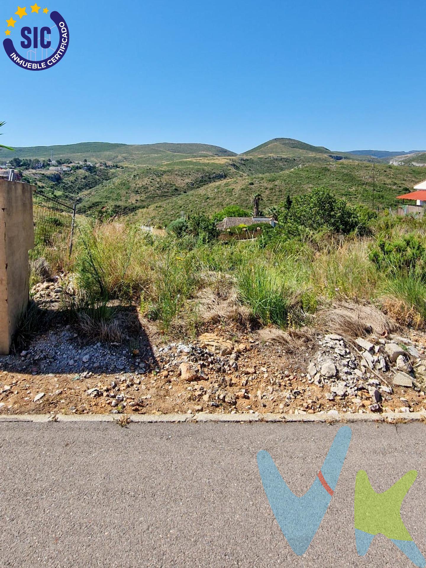 Terreno Urbanizable en Altury (Turís) – 1.356 m² rodeado de naturaleza. ¿Buscas el lugar perfecto para construir la casa de tus sueños? Este terreno de 1.356 m², ubicado en la urbanización Altury (Turís), es justo lo que necesitas. Situado en una zona tranquila y rodeada de naturaleza, disfrutarás de la paz del entorno sin renunciar a la comodidad de estar bien comunicado: parada de autobús justo enfrente del terreno. La parcela es urbanizable, con un desnivel ideal para diseñar una vivienda única y con vistas. Su ubicación es inmejorable, dentro de una urbanización consolidada y con acceso cómodo desde Valencia. Ideal tanto para primera como segunda residencia. ¡No dejes pasar esta oportunidad de invertir en calidad de vida!. VENTA:. PVP 63.000€.  Gastos e impuestos no incluidos en el precio. La compra conlleva impuestos y gastos de formalización para el comprador. A título orientativo se informa que en segundas transmisiones el  ITP  con carácter general en  Valencia  es del  10%, pudiendo existir otros tipos impositivos atendiendo a  las circunstancias  personales del comprador u otras circunstancias previstas legalmente. Base imponible del impuesto el mayor valor entre el precio de compraventa, la tasación o el valor de referencia catastral. En cuanto a los gastos de  notaría y registro, en su caso,  suelen oscilar aprox; entre 1,5% y 2,5% (aranceles variables según precio, n.º de copias y complejidad). El comprador elige notario. Si el comprador precisase de  hipoteca: tasación, condiciones y costes bancarios serán según entidad elegida por el comprador, así como los gastos de gestoría, y cualesquiera otros gastos inherentes a la formalización de la compraventa que legalmente correspondan a la parte compradora, salvo pacto expreso en contrario con el vendedor. El consumidor tiene,  conforme a la normativa vigente, a su disposición información y documentación adicional relativa al inmueble y condiciones de la compraventa, que podrá ser consultada en C/Joaquín Costa 4, bajo 46005 Valencia o urbe2@remax.es. Honorarios de mediación inmobiliaria a cargo del  COMPRADOR: (3% del precio final de venta más IVA (21%), salvo otro pacto.); y  de VENDEDOR (según acuerdo con el mismo). . Se informa al consumidor que la agencia actúa como intermediaria inmobiliaria en la operación, estando cualquier eventual compraventa y sus condiciones sujeta a la aceptación expresa del propietario-vendedor y a la posterior formalización del correspondiente contrato. 
