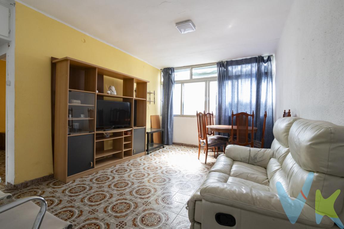 **Piso en Nazaret: Tu Oportunidad de Inversión**¡Descubre este encantador piso en la vibrante zona de Nazaret! Situado entre el puerto y la nueva área residencial de Moreras, este hogar ofrece una ubicación inmejorable. Con 55 metros útiles, el espacio está muy bien distribuido aprovechando hasta el último metro de vivienda: ideal para aprovechar cada rincón. Aunque necesita una actualización, su potencial es enorme y puedes personalizarlo a tu gusto. El piso cuenta con dos  habitaciones y un baño, perfecto para una pareja o una pequeña familia, tanto para residir como si quieres rentabilizar tu inversión, tercera planta sin ascensor. El alta de suministros  está lista, lo que significa que puedes mudarte sin complicaciones. Además, la cercanía a supermercados, comercios, centros médicos, polideportivo, biblioteca y colegios hace que la vida diaria sea cómoda y accesible. El transporte público está a pocos pasos, facilitando tus desplazamientos por la ciudad. No dejes pasar esta oportunidad de adquirir un inmueble con tanto potencial en una ubicación estratégica. ¡Ven a verlo y empieza a imaginar tu nuevo hogar! PVP 159.000 EUR. Gastos e impuestos no incluidos en el precio. La compra conlleva impuestos y gastos de formalización para el comprador. A título orientativo se informa que en segundas transmisiones el ITP con carácter general en Valencia es del 10%, pudiendo existir otros tipos impositivos atendiendo a las circunstancias personales del comprador u otras circunstancias previstas legalmente. Base imponible del impuesto el mayor valor entre el precio de compraventa, la tasación o el valor de referencia catastral .En cuanto a los gastos de notaría y registro, en su caso, suelen oscilar aprox. entre 1,5% y 2,5% (aranceles variables según precio, n.º de copias y complejidad). El vendedor elige notario salvo requisito expreso del comprador. Si el comprador precisase de hipoteca: tasación, condiciones y costes bancarios serán según entidad elegida por el comprador, así como los gastos de gestoría, y cualesquiera otros gastos inherentes a la formalización de la compraventa que legalmente correspondan a la parte compradora, salvo pacto expreso en contrario con el vendedor. Los honorarios de mediación inmobiliaria que corren a cargo del COMPRADOR asciende al 3% del precio final de venta más IVA (21%).Cualquier cuestión acerca de los costes e impuestos que repercuten al comprador no duden contactar con nosotros.