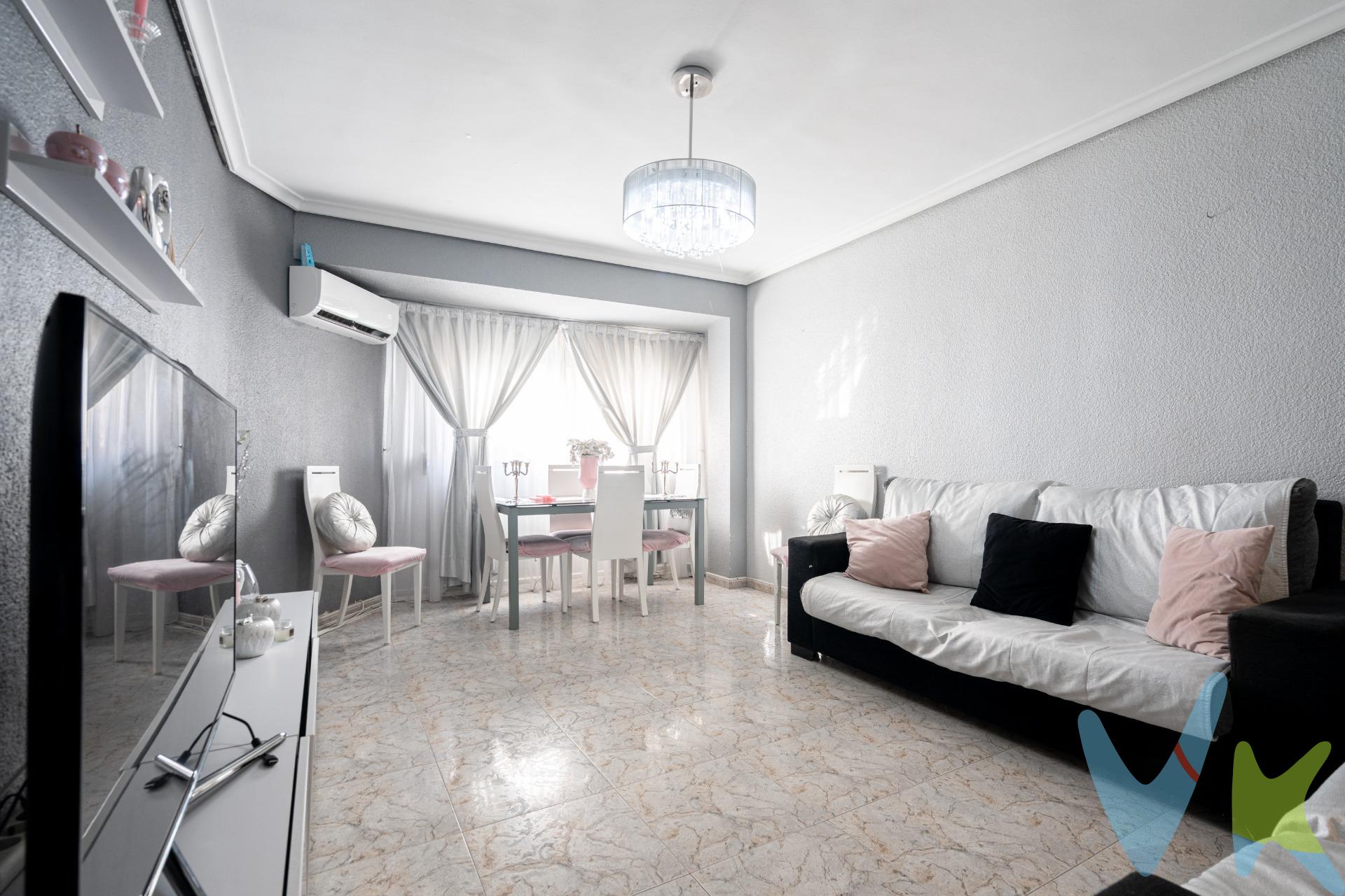 Oportunidad en Nazaret – Vivienda lista para entrar a vivir. Se vende magnífica vivienda en el barrio de Nazaret, una de las zonas con  proyección de la ciudad. La ubicación es inmejorable: parada de metro muy próxima, supermercado cercano y excelentes accesos al bulevar de Las Moreras, la Ciudad de las Ciencias y la playa. La vivienda está lista para entrar a vivir, con estancias amplias, distribución cómoda y un edificio que cuenta con ascensor. Ideal tanto para residencia habitual como para inversión, gracias al crecimiento y revalorización de la zona. ✅ Ubicación estratégica. ✅ Próxima a metro y servicios. ✅ Estancias espaciosas. ✅ Edificio con ascensor. ✅ Junto al bulevar Las Moreras. ✅ A un paso de la playa y Ciudad de las Ciencias. No dejes pasar esta oportunidad única en uno de los barrios con más futuro de la ciudad. -------------------------------------------------------------------------------------------------------------------. Por mandato expreso del propietario, comercializamos este inmueble en exclusiva, lo que le garantiza el acceso a toda la información. Por este motivo, se ruega no molestar al propietario, a los ocupantes de la propiedad o a los vecinos. Muchas gracias por su comprensión. Si usted es agente inmobiliario y tiene un cliente para este inmueble, llámenos: estaremos encantados de colaborar.
