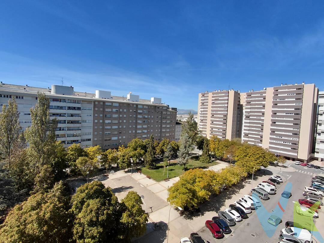 Una vivienda amplia, luminosa y con todo lo que necesitas para disfrutar de tu día a día
¿Buscas un piso con espacio, luz y una ubicación cómoda cerca de Pamplona? Esta vivienda en Barañáin puede ser justo lo que estás buscando.
Situado en una séptima planta con ascensor, este piso de 74 m² útiles y 80 m² construidos destaca por su agradable luminosidad, su orientación oeste y una distribución práctica pensada para aprovechar cada estancia.
Cuenta con 3 dormitorios, un amplio salón, cocina espaciosa y equipada y un baño en buen estado con ventilación natural. Una vivienda con muchas posibilidades, perfecta para una familia, para quienes necesitan una habitación adicional para trabajar desde casa o simplemente para quienes buscan disfrutar de más espacio.
✨ ¿Por qué puede ser tu próximo hogar?


3 dormitorios para adaptarlos a tus necesidades.


Amplio salón, perfecto para crear una cómoda zona de estar y comedor.


Orientación oeste, que aporta una agradable entrada de luz natural.


Cocina equipada y espaciosa, con capacidad para organizar cómodamente el día a día.


Baño con ventilación natural.


7.ª planta con ascensor, aportando altura y luminosidad.


Acceso facilitado.

Edificio rehabilitado con fachada ventilada.

 Vivir en Barañáin: comodidad y servicios a tu alcance
La ubicación es otro de los grandes atractivos de esta vivienda. Barañáin ofrece un entorno residencial tranquilo sin renunciar a la proximidad de Pamplona.
Tendrás cerca todo lo necesario para el día a día: centros educativos, centro de salud, supermercados, entidades bancarias, instalaciones deportivas, zonas verdes y transporte público.
Además, podrás disfrutar de parques y espacios para pasear, hacer deporte o desconectar sin tener que desplazarte lejos de casa.
Una oportunidad para crear tu hogar
Si quieres vivir en una zona tranquila, disponer de 3 dormitorios y disfrutar de una vivienda luminosa en una planta alta, merece la pena venir a verla.
Las fotografías pueden ayudarte a hacerte una primera idea, pero será durante la visita cuando podrás apreciar realmente la amplitud, la luz y las posibilidades de esta vivienda.
¿Te gustaría conocerla?
Contacta con nosotros y solicita tu visita. Puede ser el piso que estabas buscando.
Aviso: Datos meramente informativos y carentes de validez contractual.
El PVP reflejado excluye los tributos aplicables (6% de Impuesto de Transmisiones Patrimoniales bajo régimen general) y los costos de formalización de la transmisión, los cuales abarcan notaría, registro y AJD (estimados en un 2% adicional). Los honorarios de la agencia van a cargo del vendedor. NO SE COBRAN HONORARIOS AL COMPRADOR.
 