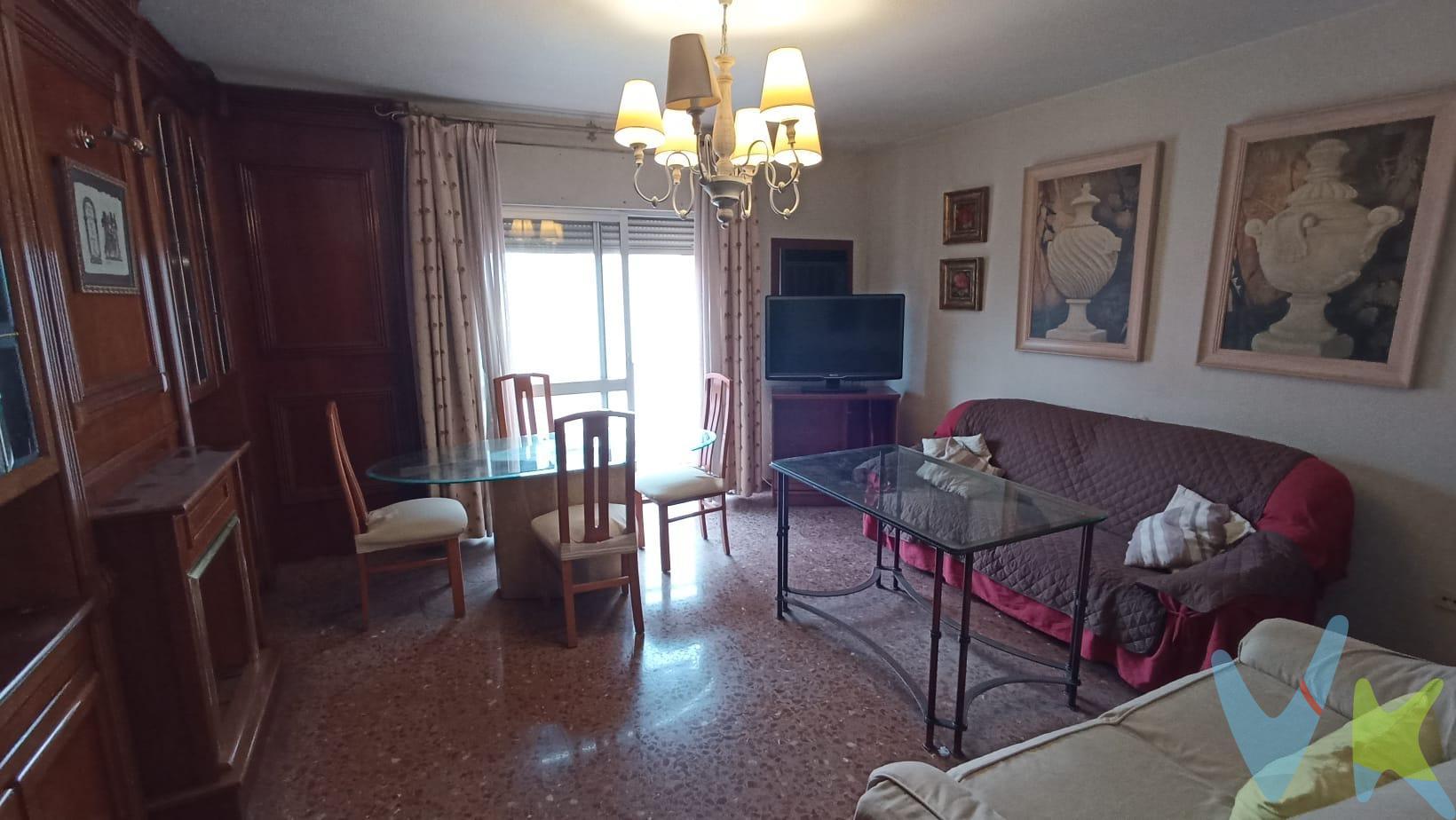 Este  piso en Levante es una oportunidad única para quienes buscan un hogar que combine comodidad y tranquilidad.  . Este inmueble cuenta con tres dormitorios bien distribuidos, perfectos para descansar después de un largo día. La cocina  está equipada con electrodomésticos, ideal para los amantes del arte culinario. Además, el salón ofrece vistas a la calle. . Se queda amueblado. . La ubicación es  cerca de servicios esenciales como supermercados  y centros educativos. Este piso no solo promete confort sino también acceso rápido al transporte público  facilitando tus desplazamientos diarios. Si buscas vivir en una zona con mucha demanda, esta es tu oportunidad. Ponte en contacto con nosotros y te lo enseñaremos. El comprador tendrá un coste adicional de un 2,5% más IVA del precio de venta final con unos honorarios mínimos de 3.600€ más IVA, por el servicio de gestión, asesoramiento y formalización del proceso de compra. Este importe no está incluido en el precio publicado en venta. INFORMACIÓN ADICIONAL. Para cumplir con la normativa vigente tenemos a disposición del cliente el Documento de Información Abreviada D. I. A. Los precios indicados pueden sufrir alteraciones sin previo aviso. Los GASTOS DE LA COMPRA serán según ley (Notaría, Registro e Impuestos) y no están incluidos en el precio señalado. . 