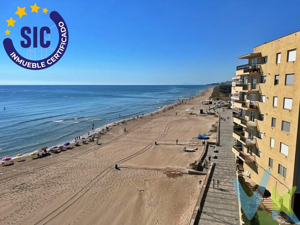 En Venta Coqueto Apartamento en Mareny Blau con vistas al mar y la Albufera. Imagina despertar cada día con la brisa marina y unas vistas privilegiadas al Mediterráneo y la Albufera. Este acogedor apartamento en Mareny Blau (Sueca) te ofrece la oportunidad de disfrutar de un entorno único, a solo 3 minutos andando de la playa, en una zona tranquila y con un ambiente familiar. Situado en la séptima planta de un edificio con ascensor construido en 1972, el inmueble cuenta con 53 m² construidos según Catastro, distribuidos en 1 dormitorio, 1 baño y un luminoso salón-comedor. Lo que hace tan especial a este hogar es su amplia terraza acristalada, accesible tanto desde el salón como desde el dormitorio, un rincón perfecto para relajarse mientras contemplas los atardeceres sobre la Albufera o el azul infinito del mar. El edificio dispone de servicio de conserjería, lo que aporta comodidad y seguridad a sus residentes. Además, en el precio se incluyen acciones del club social, ubicado a pocos metros del edificio, donde podrás disfrutar de sus instalaciones exclusivas, que incluyen piscina, bar y canchas de tenis. El apartamento se encuentra para reformar, ofreciéndote la posibilidad de diseñarlo a tu gusto y convertirlo en el refugio perfecto junto al mar. Si buscas un lugar donde desconectar, con unas vistas inigualables, servicios exclusivos y a pocos pasos de la playa, ¡esta es tu oportunidad!. La descripción del presente inmueble e imágenes tienen mero carácter informativo y en ningún caso carácter contractual, pudiendo ser modificados por la inmobiliaria comercializadora sin que ello implique responsabilidad alguna frente a terceros. En el precio de venta a público, esta propiedad NO incluye los gastos de adquisición (Notario, registro, gestión, honorarios, etc…).