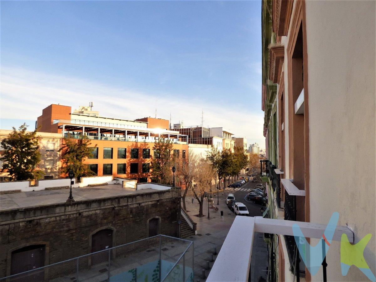 ¿ Deseas vivir  cerca a La Alameda y Plaza España, disfrutando de todo el encanto del casco histórico de la ciudad? . En esta vivienda tienes la oportunidad de tener a poca distancia de tu casa,  paradas de autobús tanto urbano como interurbano, taxi, tiendas y colegios que serán de gran ayuda para hacer su vida diaria  mas cómoda. Esta es una vivienda amplía, con habitaciones grandes y muy luminosas. Ideal para vivir en familia o inversión. No esperes mas para venir a verla. Informamos a nuestros clientes de que los gastos de notaría, registro, gestoría, impuestos y los honorarios de la agencia no están incluidos en el precio. A su vez, disponemos del documento informativo abreviado de la propiedad (según decreto 218/2005, del 11 de octubre) y de seguro de caución, para la protección del dinero entregado como señal para la reserva de una vivienda o inmueble.  Por mandato expreso del propietario, comercializamos este inmueble en exclusiva, lo que le garantiza el acceso a toda la información, a un servicio de calidad, un trato fácil, sencillo y sin interferencias de terceros. Por este motivo, se ruega no molestar al propietario, a los ocupantes de la propiedad o a los vecinos. Muchas gracias por su comprensión.