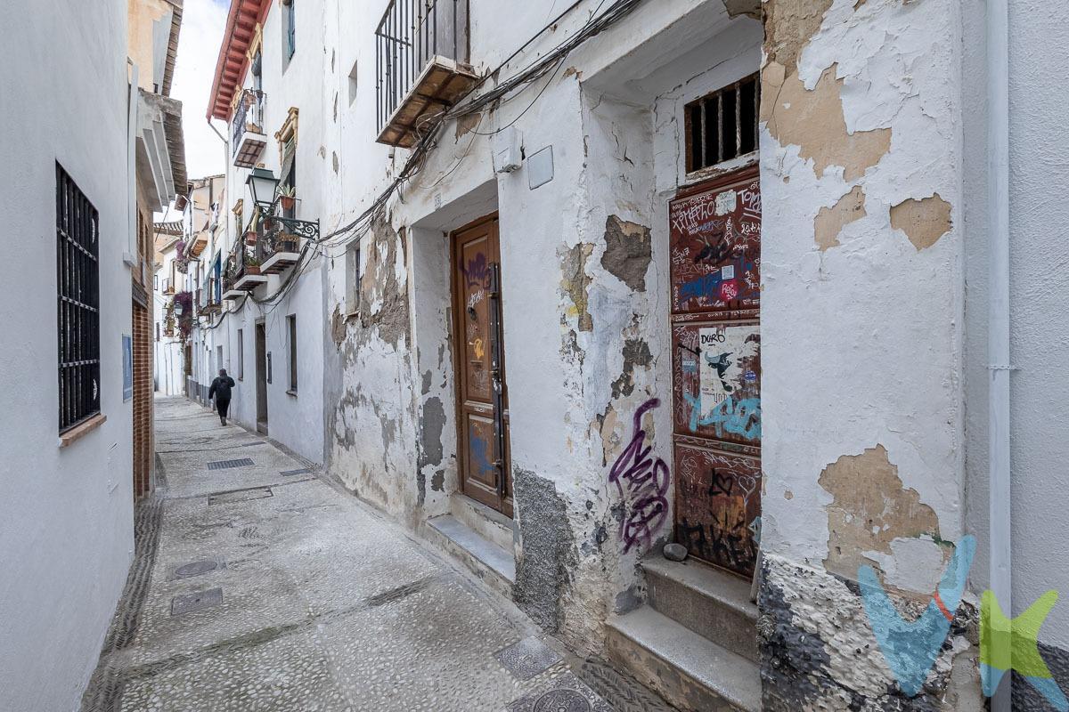 El Mirador de San Nicolás no está en venta, pero unas vistas similares desde esta casa.. ¡sí!  Una Joya Histórica en el Corazón del Albaicín. Esta casa morisca catalogada del Siglo XVI, ubicada junto al Aljibe de Trillo y el Mirador de San Nicolás, es una oportunidad única para inversores visionarios. Se encuentra en un enclave privilegiado y está lista para ser rehabilitada en un exclusivo hotel ciudad con local comercial asociado como actividad complementaria. Beneficios Clave para el Inversor:. ✅ Proyecto aprobado y licencias concedidas: Se han obtenido todos los permisos necesarios para la rehabilitación y operación del hotel. ✅ Versatilidad del proyecto: Se puede reorientar a Apartamentos Turísticos o incluso a uso residencial. ✅ Ubicación privilegiada: Zona de alto valor turístico, ideal para un hotel boutique dirigido a un público selecto. ✅ Vistas panorámicas: Varias habitaciones ofrecen espectaculares vistas a la Alhambra, además de una amplia terraza en la azotea. ✅ Negocio en marcha: Proyecto de hotel ciudad con 8 habitaciones y un local comercial en la planta baja con acceso desde la calle Aljibe de Trillo. Una Inversión Segura y Exclusiva. Si buscas una propiedad con historia, encanto y un alto potencial de rentabilidad, esta es tu oportunidad. Un enclave icónico en el Albaicín que garantiza una inversión con gran proyección de futuro. ¡Contacta para más información y descubre el potencial de esta joya arquitectónica!. Ref. N320. * El PVP indicado no incluye impuestos, gastos de Escritura ni honorarios de agencia. * Las superficies expresadas en esta página tienen carácter descriptivo y son aproximadas. * Los precios pueden ser susceptibles de modificación sin previo aviso. 