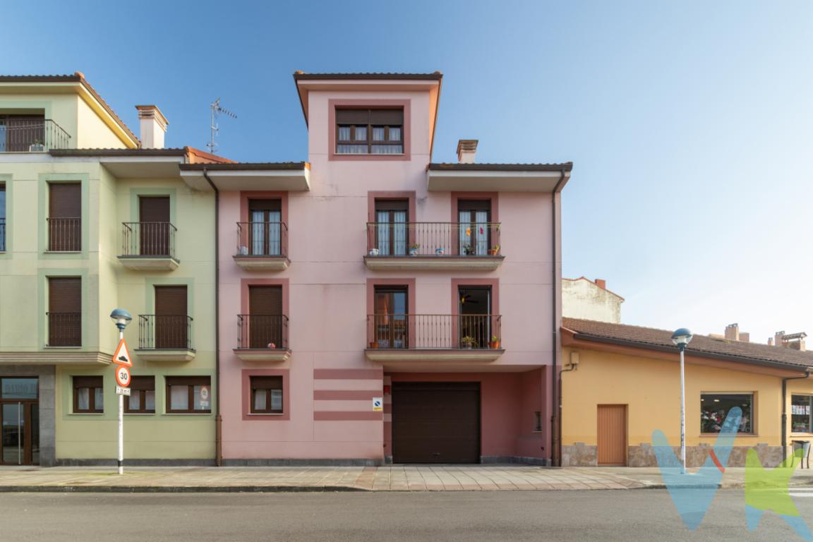 Imagina despertar con la brisa del Cantábrico, mientras escuchas el vaivén de las olas y, en cinco minutos, estar pisando la arena. Eso no es una escapada de fin de semana: es tu día a día en San Juan de la Arena, Soto del Barco.Este apartamento impecable, seminuevo, está diseñado para disfrutar sin renunciar a nada. Tiene un dormitorio amplio, un salón comedor luminoso con grandes ventanales que traen el exterior al interior, y una cocina con office para las comidas del día a día o las cenas tranquilas. El baño con ducha es práctico y moderno.Y el detalle que enamora: una pequeña terraza-balcón perfecta para respirar hondo.¿Coche grande y moto? Sin problema: plaza de garaje incluida  y además trastero, para que cada cosa esté en su sitio.📍 Ubicación privilegiada Estás junto al estuario del Nalón, a un paso de la playa de Los Quebrantos, y con acceso rápido a Gijón, Oviedo y Avilés. También cerca del aeropuerto, ideal para viajar o recibir visitas sin perder horas en carretera.👉 Ideal para:Inversión con alta rentabilidad (zona con mucha demanda vacacional y de teletrabajo).Segunda residencia para desconectar cada vez que puedas.Primera residencia si buscas tranquilidad y naturaleza sin estar aislado.¿Lo quieres ver? Escríbeme o llámame. Esto no es un piso \"de catálogo\", es un rincón donde la vida se vive más despacio... pero con todas las conexiones. 🌊Gastos e impuestos no incluidos en el precio. A título orientativo, en segundas transmisiones, el comprador abonará el Impuesto sobre Transmisiones Patrimoniales (ITP). Para consultar los porcentajes del ITP en Asturias puede hacerlo a través de la web oficial de servicios tributarios del Principado de Asturias https://sede.tributasenasturias.es/sites/sede/default/es_ES/Que-quieres-hacer/Transmisiones-Patrimoniales-y-AJD. La base imponible será el mayor valor entre precio de compraventa, tasación o valor de referencia catastral. Gastos de notaría y registro según aranceles variables según precio, número de copias y complejidad.   El comprador escoge libremente notario.El vendedor asume la plusvalía y el resto de gastos son del comprador. Si se precisa hipoteca: Tasación, condiciones y costes bancarios según entidad elegida por el comprador; así como los gastos de gestoría y cualesquiera otros inherentes a la formalización de la compraventa. De acuerdo con la ley, no se incluyen en el precio otros gastos o tributos que legalmente correspondan al comprador.Honorarios de intermediación inmobiliaria a cargo del vendedor y honorarios de mediación inmobiliaria del 2% más I.V.A. a cargo del comprador.  El consumidor tiene derecho, conforme a la normativa vigente, a disponer de información y documentación adicional relativa al inmueble y condiciones de la compraventa, accesible en la sede física de la Agencia Domingo en Avenida Hermanos Felgueroso 1 o Marqués de casa Valdés 7 bajo, de Gijón, o a través del correo electrónico info@agenciadomingo.com. La agencia actúa exclusivamente como intermediaria en la operación. Cualquier compraventa y sus condiciones quedan sujetas en todo caso a la aceptación expresa del vendedor del inmueble y a la posterior formalización del correspondiente contrato. El presente anuncio tiene carácter meramente informativo; la información suministrada se corresponde con la disponible a la fecha de publicación, pudiendo variar en función de las circunstancias o actualizaciones legales, contractuales y fiscales.  