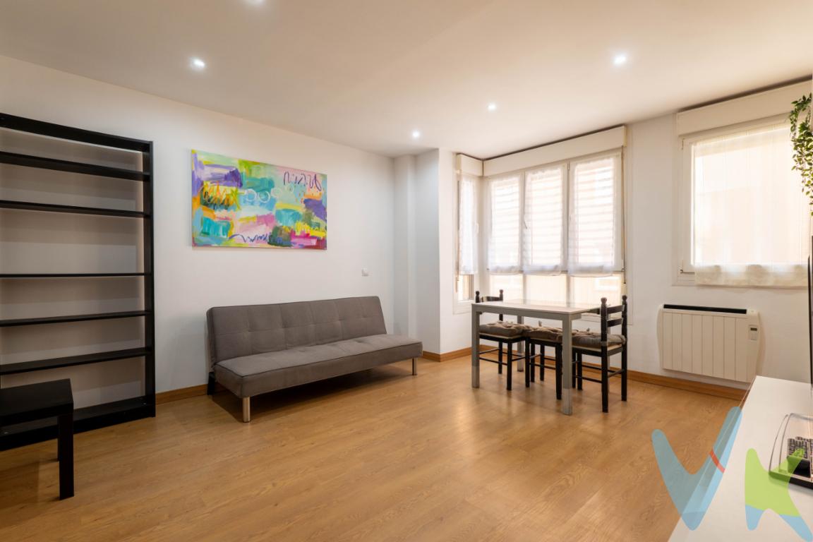  En el corazón de la vibrante zona de La Calzada, en Gijón, se presenta una inigualable oportunidad de adquirir un acogedor piso en venta. Situado en la primera planta de un edificio moderno construido en 2009, esta propiedad reúne encanto y funcionalidad en una superficie de 39 metros cuadrados útiles, con un total de 45 metros cuadrados construidos. Con sus instalaciones modernas, representa una inversión ideal para parejas jóvenes, personas que busquen independencia o para aquellos que deseen hacer una inversión futura.La propiedad dispone de un dormitorio amplio, lo que ofrece privacidad y comodidad. Los acabados de calidad y un diseño interior bien planificado aseguran una atmósfera cálida y acogedora que invita a quedarse en casa. Las ventanas bien ubicadas inundan de luz natural el espacio durante todo el día, creando un ambiente luminoso y agradable. El diseño moderno se complementa con suelos laminados, paredes en tonos neutros y acabados elegantes que realzan la estética contemporánea del espacio.El espacio de almacenamiento no será un problema, ya que el piso cuenta con un trastero, proporcionando un lugar extra donde guardar pertenencias, bicicletas u otros elementos. La planificación eficiente del espacio permite que cada rincón del piso sea útil, maximizando así la funcionalidad de cada metro cuadrado.Este edificio cuenta con ascensor, facilitando el acceso a la vivienda para personas de todas las edades, eliminando barreras de movilidad y ofreciendo comodidad adicional a los residentes. Renovado en 2009, el edificio refleja una construcción sólida y moderna que garantiza seguridad y durabilidad.La ubicación de este piso es sencillamente privilegiada. Ubicado en La Calzada, promete una calidad de vida inigualable, rodeado de una oferta variada de servicios y comercios. La proximidad a paradas de autobús y estaciones de tren ofrece una excelente conectividad con el resto de la ciudad y más allá, haciendo fácil el transporte diario para quienes trabajan o estudian en otras zonas de Gijón o Asturias.Explorar el barrio es descubrir un entorno lleno de vida, con parques, centros culturales y una vibrante vida local que invita a disfrutar de la ciudad en su mejor versión. Los fines de semana se vuelven un placer, con la posibilidad de disfrutar de paseos en la playa cercana o degustar la amplia oferta gastronómica de la zona.Cada detalle de este encantador piso ha sido pensado para maximizar el confort y la practicidad. Este inmueble no solo supone una vivienda, sino una oportunidad para disfrutar plenamente de lo que ofrece Gijón. No deje pasar la oportunidad de visitar esta propiedad única y comprobar personalemente todas las ventajas y el potencial que guarda. Un ambiente acogedor y una ubicación estratégica le esperan en La Calzada. Visitarlo es descubrir un espacio donde cada metro está diseñado para mejorar su calidad de vida. No deje que se lo cuenten, programe una visita y déjese sorprender por el encanto de este piso. Es hora de hacer realidad su sueño en Gijón.En el precio final no está incluido el Impuesto de Transmisiones Patrimoniales, ni los Gastos de Notaría y Registro.