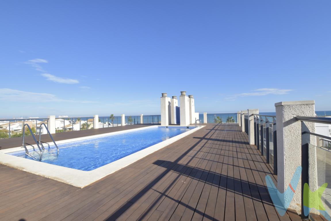 Tener una vivienda en la playa siempre es una inversión, tanto por la opción de destinar a alquiler temporal como para vivir todo el año, por las temperaturas tan agradables de Levante e incluso cuando se vende,  siempre hay revalorización. Si además, hay vistas al mar, el éxito está asegurado. Te proponemos un apartamento de dos habitaciones y dos baños a unos 500 metros de la orilla del mar con un paseo marítimo que es la envidia de la zona. Situado en la playa de Puçol, municipio de L´Horta Nord, dista 30 minutos en coche de la capital y a 3km del municipio, que podrás ir andando o en bicicleta, con todos los servicios, colegios y tiendas necesarias, incluso parada de tren de cercanías. La playa cuenta con farmacia todo el año, horno, centro de salud en verano y autobús interurbano, además de una oferta gastronómica de calidad. La vivienda dispone de terraza con salida desde el salón comedor, ideal para disfrutar en pareja o familia por su espacio y de la tranquilidad. Aunque las mejores vistas, están en la terraza comunitaria en donde se encuentra la piscina y es un lujo divisar la costa, escuchar las olas del mar y disfrutar de los atardeceres después de un baño en la piscina. Elementos comunes en perfecto estado y mantenimiento, duchas a la entrada y  en el precio se incluye garaje y trastero, además de los muebles de la vivienda. Dispone de calefacción por conductos.  Llámanos y encantados hacemos que tu proyecto de vida sea en la playa de Puzol.Contamos con 30 años de experiencia acreditada y nuestro objetivo es garantizarle un servicio de compra humano, ético, de calidad, fácil y seguro. Nuestro equipo lo integran agentes con la titulación AIR (Agente Inmobiliario Registrado) y Agentes Certificadores de la categoría Premium en certificación de inmuebles y debidamente registrados en el Registro de Agentes de Intermediación de la CV (RAICV 0743). Consulte en nuestras reseñas de Google lo que opinan los clientes que ya han trabajado con nosotros.El precio NO incluye: Impuestos, gastos de Notaría, registro y honorarios de inmobiliaria.