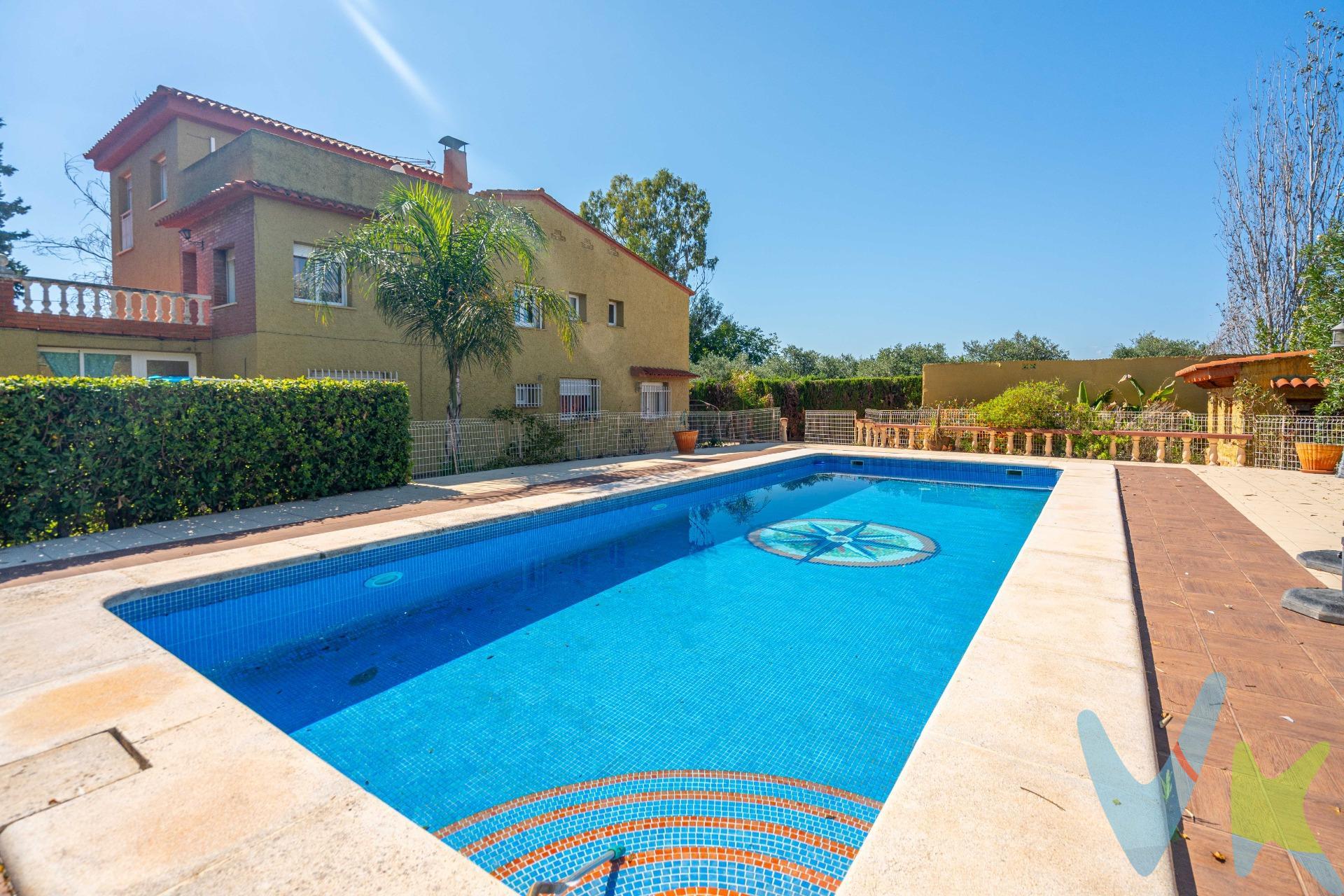 Descubre este espectacular chalet independiente ubicado en la tranquila zona de Mas del Jutge, Torrent. Con una generosa superficie de construcción de 483 m², esta propiedad ofrece un sinfín de posibilidades para diseñar el hogar que siempre has deseado. La amplitud y luminosidad son características clave que se destacan a lo largo del espacio interior. Además, disfrutarás de una magnífica piscina en perfecto estado ideal para refrescarse durante los cálidos días estivales o simplemente relajarte al aire libre. Su excelente ubicación proporciona accesos rápidos y cómodos hacia Valencia, lo cual es fundamental tanto si trabajas como si estudias en la ciudad; tendrás todo al alcance mientras disfrutas del sosiego propio de vivir fuera del bullicio urbano. Esta es tu oportunidad perfecta para adquirir un inmueble único en su clase donde podrás crear momentos inolvidables junto a tus seres queridos.