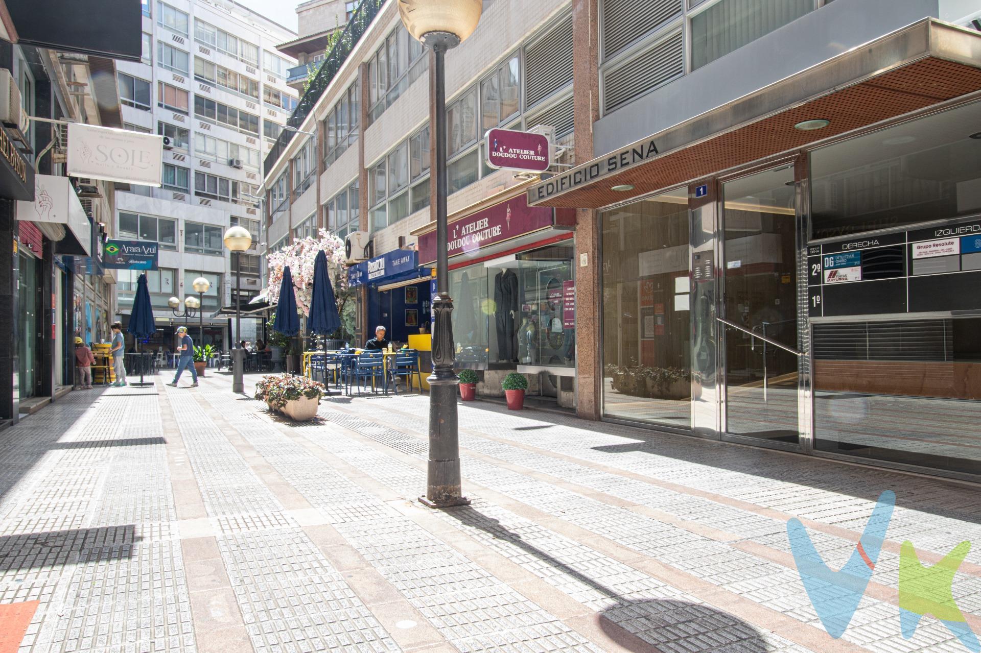 Oportunidad única de adquirir una plaza de aparcamiento en pleno centro de Palma, ubicada en el reconocido Centro Comercial Los Geranios. Esta localización estratégica te sitúa a escasos metros de algunas de las principales arterias de la ciudad, como la calle Sindicato, la Plaza España y Avenidas. El parking se encuentra en una zona con gran demanda de aparcamiento, ideal tanto para uso particular como para inversión. Cuenta con vigilancia y ascensor directo desde el centro comercial. Conexiones inmejorables:. A menos de 3 minutos a pie de la estación intermodal (tren, metro y líneas de autobús). Fácil salida hacia la autopista de cintura (Ma-20), conectando con toda la isla en pocos minutos. Zona de carga y descarga próxima, ideal para profesionales o residentes. Paradas de taxi, transporte público y carril bici en las inmediaciones. Facilidades de tener esta plaza de parking:. Ahorro de tiempo y tranquilidad al evitar la búsqueda diaria de aparcamiento. Protección para tu vehículo frente a inclemencias del tiempo y actos vandálicos. Acceso directo al centro comercial, con tiendas, restauración, oficinas y servicios. Opción de alquiler para rentabilizar la inversión, dada la alta demanda en la zona. No pierdas la oportunidad de garantizar tu comodidad y seguridad en una de las zonas más céntricas y dinámicas de Palma.