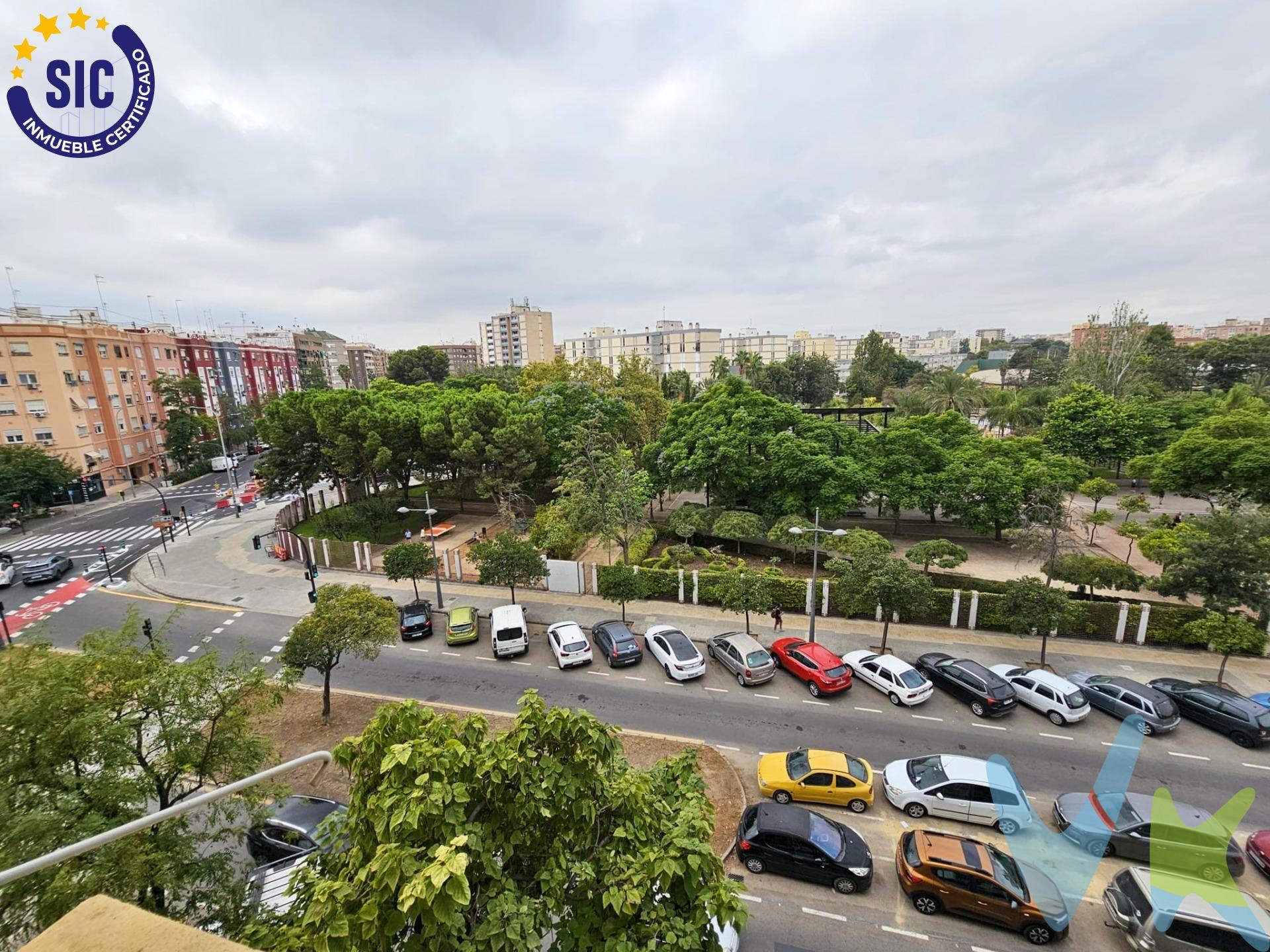 🏛️ Venta de Nuda Propiedad con Vistas al Parque del Oeste. ---> NO SE VENDE EL PISO, SE VENDE LA TITULARIDAD DE ÉSTE (VENTA DE NUDA PROPIEDAD), EL USUFRUCTO (DERECHO A USO Y DISFRUTE) SE MANTIENE PARA QUIEN HABITA LA VIVIENDA HASTA SU FALLECIMIENTO O IDA. Por eso el precio es inferior al precio actual de mercado. ---> Usufructo vitalicio a favor de dos hermanas de 79 y 86 años, lo que convierte esta operación en una inversión patrimonial a medio/largo plazo. Inversión estratégica en edificio protegido con encanto histórico. Presentamos esta exclusiva nuda propiedad en uno de los enclaves más funcionales y bien comunicados de la ciudad. Ubicado en un edificio protegido, perfectamente conservado y con acceso directo al ascensor desde la calle (sin escalones), este piso combina elegancia arquitectónica, luz natural abundante y vistas inigualables al emblemático Parque del Oeste, también conocido como el Parque del Avión. ✨ Características destacadas:. • 	Orientación suroeste, la más codiciada por su luminosidad y confort térmico. • 	Vistas despejadas al parque, un auténtico pulmón verde urbano. • 	Suelo de mármol en toda la vivienda, aportando distinción y frescura. • 	Techos altos, que amplifican la sensación de amplitud, decorados con lámparas elegantes. • 	Distribución optimizada: originalmente de 4 dormitorios, uno se ha integrado a la cocina para crear un acogedor comedor diario, práctico y agradable. • 	Dos baños completos, uno de ellos con bañera de hidromasaje, ideal para momentos de relax. • 	Ascensor accesible desde la entrada, sin barreras arquitectónicas. • 	Edificio protegido, de gran valor patrimonial, que aporta estabilidad y prestigio. • 	Solo dos vecinos por planta, en un edificio de siete plantas, lo que garantiza privacidad y tranquilidad. 📍 Sobre la ubicación:. Situado en Archiduque Carlos, una zona urbana consolidada, con excelente conectividad y todos los servicios a mano. Aunque el entorno es dinámico y activo, el piso destaca por su silencio interior y sus vistas despejadas al parque, ofreciendo un oasis de calma dentro del ritmo urbano. VENTA:. PVP 315.000€.  Gastos e impuestos no incluidos en el precio. La compra conlleva impuestos y gastos de formalización para el comprador. A título orientativo se informa que en segundas transmisiones el  ITP  con carácter general en  Valencia  es del 9%, pudiendo existir otros tipos impositivos atendiendo a  las circunstancias  personales del comprador u otras circunstancias previstas legalmente. Base imponible del impuesto el mayor valor entre el precio de compraventa, la tasación o el valor de referencia catastral. En cuanto a los gastos de  notaría y registro, en su caso,  suelen oscilar aprox; entre 1,5% y 2,5% (aranceles variables según precio, n.º de copias y complejidad). El comprador elige notario. Si el comprador precisase de  hipoteca: tasación, condiciones y costes bancarios serán según entidad elegida por el comprador, así como los gastos de gestoría, y cualesquiera otros gastos inherentes a la formalización de la compraventa que legalmente correspondan a la parte compradora, salvo pacto expreso en contrario con el vendedor. El consumidor tiene,  conforme a la normativa vigente, a su disposición información y documentación adicional relativa al inmueble y condiciones de la compraventa, que podrá ser consultada en C/Joaquín Costa 4, bajo 46005 Valencia o urbe2@remax.es. Honorarios de mediación inmobiliaria a cargo del  COMPRADOR: (3% del precio final de venta más IVA (21%), salvo otro pacto.); y  de VENDEDOR (según acuerdo con el mismo). . Se informa al consumidor que la agencia actúa como intermediaria inmobiliaria en la operación, estando cualquier eventual compraventa y sus condiciones sujeta a la aceptación expresa del propietario-vendedor y a la posterior formalización del correspondiente contrato.