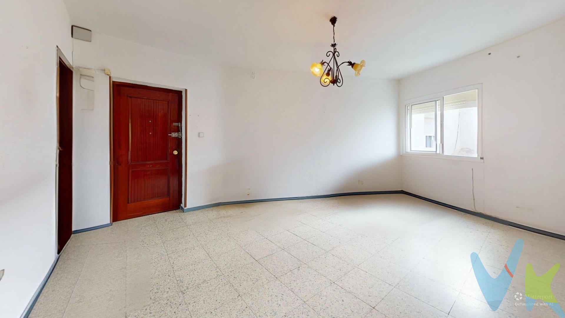 Descubre esta acogedora vivienda situada en pleno casco histórico, junto a la emblemática Iglesia de San Lorenzo, en una ubicación privilegiada rodeada de todo tipo de servicios, comercios, restaurantes y a tan solo unos minutos del centro de la ciudad. La vivienda, ubicada en una primera planta, es interior, lo que le proporciona un ambiente tranquilo y alejado del ruido exterior. Su distribución resulta cómoda y funcional, contando con un amplio salón, cocina independiente, pasillo distribuidor, dos dormitorios y un cuarto de baño. Una excelente oportunidad tanto para quienes buscan su primera vivienda como para inversores que deseen adquirir un inmueble en una de las zonas con mayor encanto e historia de Córdoba. ¡No dejes escapar esta oportunidad y solicita más información o una visita sin compromiso!. En cumplimiento de las obligaciones de información previstas en la Ley 10/2025, de 28 de diciembre, de servicios de atención a la clientela y transparencia, así como en la normativa sectorial vigente, el precio indicado no incluye los gastos e impuestos inherentes a la adquisición, los cuales se desglosan estimados o con posibilidad de calcularlos a continuación; los gastos más ajustados serán dados en el D.I.A. en la visita a inmuebles, o antes. *Gastos de Notaría: La Minuta se calculará según al arancel notarial oficial: Anexo I, del Real Decreto 1426/1989, de 17 de noviembre. Enlace: https://notariared.com/calculadora-gastos-compra-vivienda/. *Gastos de Registro de la Propiedad: La inscripción se facturará según el arancel oficial: ANEXO I, del Real Decreto 1427/1989, de 17 de noviembre. Igual enlace anterior . *Gastos de Gestión (Gestoría): Los honorarios por la tramitación administrativa, liquidación de impuestos e inscripción registral ascienden de forma estimativa a [363 € aprox.] (IVA incluido), aunque depende de cada caso, y su dificultad. *Honorarios Agencia del Vendedor: incluidos en el PVP. *Honorarios Agencia del comprador: La agencia prestará los servicios de información, asesoramiento y acompañamiento previstos en el Encargo de Servicios y en el D.I.A. Si solicita servicios adicionales o personalizados, sus honorarios serán informados previamente, de forma individualizada y por escrito, conforme a la libertad de pactos y a la normativa vigente. siendo el conste ara este inmueble de 3.500 € mas el 21 % de IVA. *Si necesita Financiación, su banco le informará. *Impuesto sobre Transmisiones Patrimoniales (ITP): Se aplicará el tipo impositivo vigente en Andalucía (generalmente el 7%, sin perjuicio de tipos reducidos del 6%. 3,5%,  etc,  aplicables según las circunstancias personales del comprador o las características del inmueble). El impuesto se devenga sobre el superior entre: 1.- Valor de Referencia de Catastro; y  2.- Precio de venta. Puede calcular su situación personal en el portal oficial de la A.T. de Andalucia. enlace: https://www.juntadeandalucia.es/organismos/economiahaciendayfondoseuropeos/areas/tributos-juego/tributos/paginas/impuestos-cedidos-transmisiones.html; 