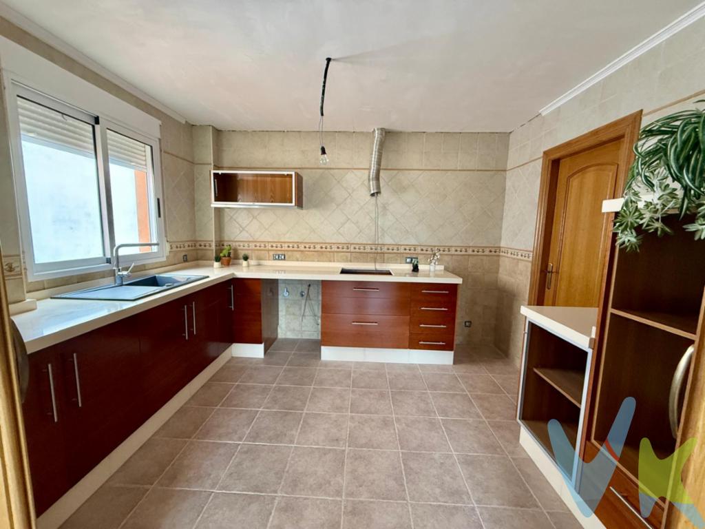  ¿Te gustaría vivir en plena naturaleza? En venta impresionante casa en Sant Joan de Moró, una oportunidad excepcional para quienes buscan un hogar espacioso, en el que pueden vivir varias familias. Esta propiedad, construida en 2006, combina modernidad y funcionalidad, (AÚN SIN ESTRENAR),ofreciendo una estructura sólida y acabados de calidad en sus 381 metros cuadrados construidos. Es el lugar ideal para una familia numerosa, INVERSORES, o para aquellos que disfrutan de recibir visitas, gracias a sus seis amplias habitaciones y a su excelente distribución.Su planta baja, ES TODO UN GARAJE. Se puede aparcar HASTA TRES VEHÍCULOS y tiene acceso a un patio interior, dónde poder poner tu barbacoa y gracias a sus dos habitaciones, podrás darle el uso que desees, sin necesidad de acceder a la vivienda interior. Este edificio se hizo con el fin de hacer una vivienda FUNCIONAL, PRÁCTICA, pero no se llegó a vivir en ella. Al entrar hay un recibidor, que da acceso a las escaleras, para subir a las viviendas. La casa cuenta con un amplio salón que se presenta como el espacio perfecto para reuniones familiares y momentos de relajación. La cocina, moderna y equipada, invita a disfrutar de la gastronomía y experimentar nuevas recetas con comodidad.Uno de los atractivos de esta propiedad es su ubicación estratégica. Sant Joan de Moró ofrece un entorno tranquilo y seguro, ideal para familias, con la ventaja de tener paradas de autobús cercanas. Esto facilita el transporte y la conexión con otras áreas, haciendo que la vida diaria sea más cómoda y accesible para los residentes.El entorno residencial se complementa con una variedad de servicios cercanos, desde colegios, (enfrente de la vivienda) y supermercados hasta parques y restaurantes. Esta atractiva oferta asegura que nunca falte algo importante a poca distancia de su puerta principal. Si está buscando una casa que combine espacio, comodidad y accesibilidad, no busque más. Esta magnífica propiedad está esperando ser descubierta. No pierda la oportunidad de visitarla y ver por sí mismo, el abanico de posibilidades que tiene. Programe una visita para conocer esta maravillosa casa, un lugar donde sus sueños pueden hacerse realidad.Posibilidad de financiación hasta el 100%, pregúntanos y te haremos un estudio gratuito. Agencia Registrada con el número 1.399 en el Registro Obligatorio de Agentes Inmobiliarios de la Comunidad Valenciana. Puede consultar en la web de la GVA. Gastos e impuestos no incluidos en el precio. A título orientativo, en segundas transmisiones, el comprador abonará el Impuesto sobre Transmisiones Patrimoniales (ITP), cuyo tipo general en la Comunidad Valenciana es el 10% (*) sobre la base imponible, que será el mayor valor entre precio de compraventa, tasación o valor de referencia catastral. Gastos de notaría y Registro de la Propiedad: aproximado entre 1.000 y 2.000 euros (aranceles variables según precio, número de copias y complejidad). El comprador escoge libremente notario. El vendedor asume, por ley, los gastos que le correspondan, salvo pacto contrario. Si se precisa hipoteca, tasación, condiciones y costes bancarios según entidad elegida por el comprador; así como los gastos de gestoría y cualesquiera otros inherentes a la formalización de la compraventa. De acuerdo con la ley, no se incluyen en el precio otros gastos o tributos que legalmente correspondan al comprador. Los honorarios de intermediación inmobiliaria al vendedor no incluidos en el precio. Los honorarios de intermediación inmobiliaria al comprador: 2,2% + IVA calculados sobre el precio de venta con un mínimo de 3.000 euros + IVA(*) Consultar condiciones concretas según circunstancias personales o régimen fiscal aplicable. Puedes llamar al y te informaremos de tu caso en concreto. El consumidor tiene derecho, conforme a la normativa vigente, a disponer de información y documentación adicional relativa al inmueble y condiciones de la compraventa, accesible en la sede física de la agencia situada en Avenida Rey Don Jaime nº74, 7ºB, Castellón de la Plana. La agencia actúa exclusivamente como intermediaria en la operación. Cualquier compraventa y sus condiciones quedan sujetas en todo caso a la aceptación expresa del vendedor del inmueble y a la posterior formalización del correspondiente contrato. El presente anuncio tiene carácter meramente informativo: la información suministrada se corresponde con la disponible a la fecha de publicación, pudiendo variar en función de las circunstancias o actualizaciones legales, contractuales y fiscales.  