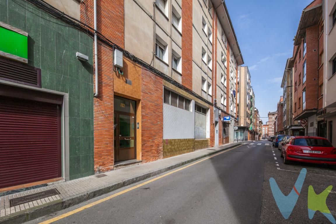 Venta de vivienda situada en Pumarin, de dos habitaciones, un baño , cocina independiente y sala de estar.Esta vivienda es ideal para vivir o para inversión de alquiler, ya que es uno de los barrios con mas demanda actualmente, y con todos los servicios en la zona, colegios , supermercados,  muy bien comunicada .Es una oportunidad única, no lo deje pasar .Llámenos.Gastos e impuestos no incluidos en el precio. Honorarios de intermediación inmobiliaria a cargo del vendedor y honorarios de mediación inmobiliaria del 2% más I.V.A. con un mínimo de 2000 euros más I.V.A a cargo del compradorA título orientativo, en segundas transmisiones, el comprador abonará el Impuesto sobre Transmisiones Patrimoniales (ITP). Para consultar los porcentajes del ITP en Asturias puede hacerlo a través de la web oficial de servicios tributarios del Principado de Asturias https://sede.tributasenasturias.es/sites/sede/default/es_ES/Que-quieres-hacer/Transmisiones-Patrimoniales-y-AJD. La base imponible será el mayor valor entre precio de compraventa, tasación o valor de referencia catastral. Gastos de notaría y registro según aranceles variables según precio, número de copias y complejidad.  El comprador escoge libremente notario. El vendedor asume la plusvalía y el resto de gastos son del comprador. Si se precisa hipoteca: Tasación, condiciones y costes bancarios según entidad elegida por el comprador; así como los gastos de gestoría y cualesquiera otros inherentes a la formalización de la compraventa. De acuerdo con la ley, no se incluyen en el precio otros gastos o tributos que legalmente correspondan al comprador.. El consumidor tiene derecho, conforme a la normativa vigente, a disponer de información y documentación adicional relativa al inmueble y condiciones de la compraventa, accesible en la sede física . La agencia actúa exclusivamente como intermediaria en la operación. Cualquier compraventa y sus condiciones quedan sujetas en todo caso a la aceptación expresa del vendedor del inmueble y a la posterior formalización del correspondiente contrato. El presente anuncio tiene carácter meramente informativo; la información suministrada se corresponde con la disponible a la fecha de publicación, pudiendo variar en función de las circunstancias o actualizaciones legales, contractuales y fiscales.