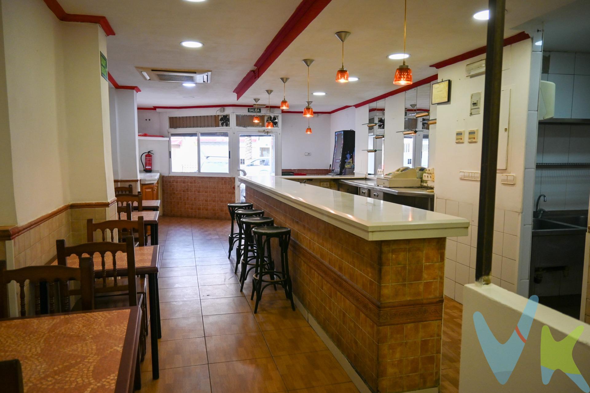 Se vende bar listo para empezar a trabajar – en plena avenida principal de Paterna!. Si estás buscando montar tu propio bar o invertir en hostelería, ¡esta es tu oportunidad!. Local muy bien situado, en la avenida principal de Paterna, con mucho paso de gente y visibilidad. Características:.  Licencia definitiva.  Extracción de humos instalada.  Dos baños para clientes y uno más con ducha.  Aire acondicionado.  Se vende con mesas, sillas y cámara frigorífica incluidos.  Posibilidad de montar terraza en el exterior. Un bar con todo lo necesario para empezar desde el primer día. ¡Ven a verlo y hazlo tuyo!. La descripción del presente inmueble e imágenes tienen mero carácter informativo y en ningún caso carácter contractual, pudiendo ser modificados por la inmobiliaria comercializadora sin que ello implique responsabilidad alguna frente a terceros. En el precio de venta a público, esta propiedad NO incluye los gastos de adquisición (Notario, registro, gestión, honorarios, etc…). 