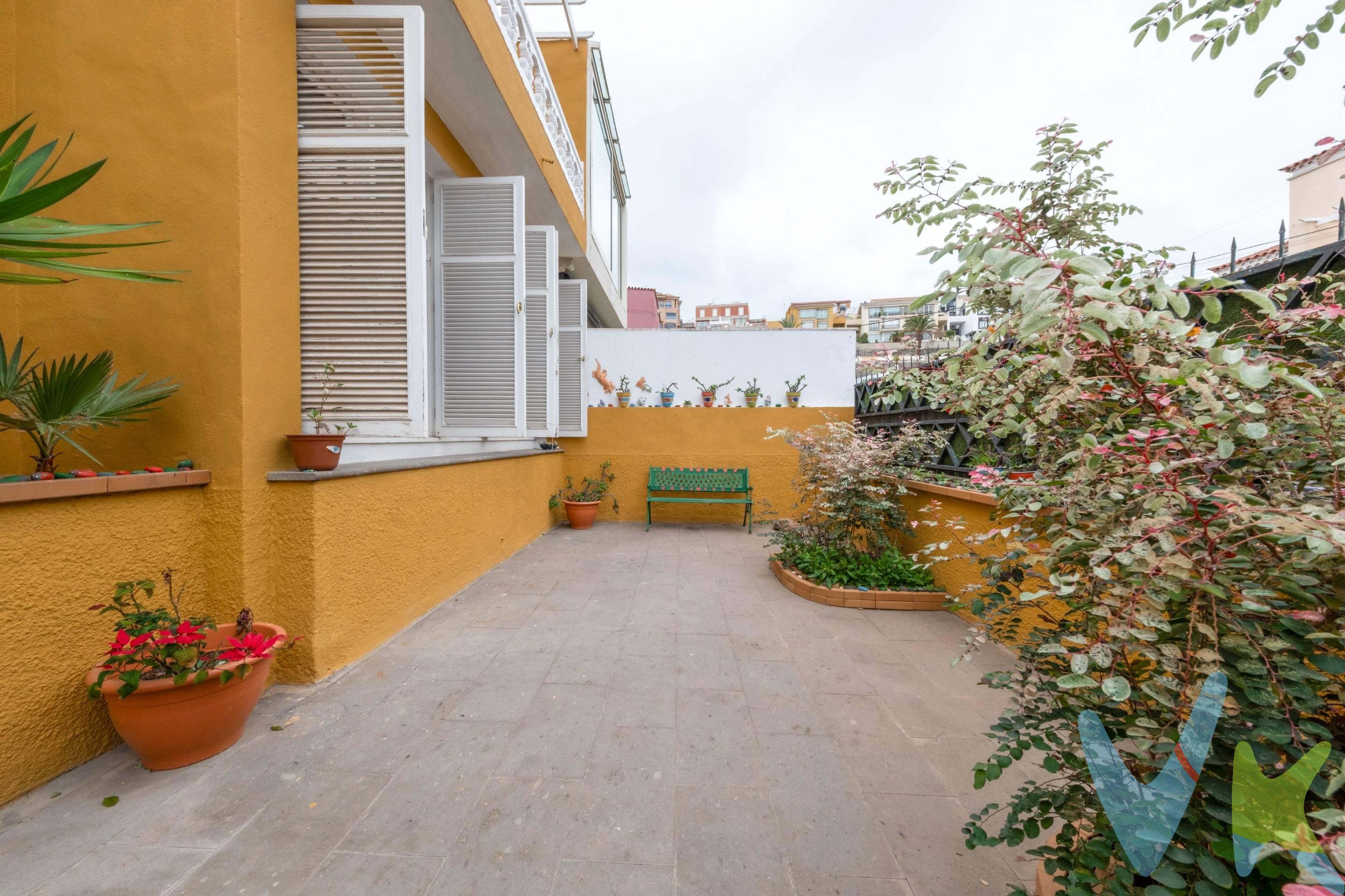 Este bonito y acogedor Chalet pareado de Ciudad Jardín, diseñado por el prestigioso arquitecto Miguel Martín-Fernández de la Torre, consta de 402 m2 construidos y 281 m2 de parcela, distribuidos a tres alturas.   Muy bien situado, en una calle amplia y tranquila, cerca de la zona comercial Mesa y López, muy luminoso y con todas las estancias  exteriores, con muy buena distribución, habitaciones muy amplias que disponen de varias terrazas.   Con un diseño exterior e interior que realzan los elementos arquitectónicos y los materiales de calidad de la época.   El chalet está distribuido a tres alturas de la siguiente forma:.   PLANTA BAJA: Entrando nos recibe una bonita terraza delantera, y a continuación el área social de la casa con amplio salón, un comedor, y una cocina independiente completamente equipada y un aseo. El comedor da paso a una terraza trasera, con un área de comedor exterior.   También en esta misma planta está situado el garaje y en la parte trasera disponemos  de un cuarto trastero y zona de lavado.   PLANTA PRIMERA: Dispone de cuatro dormitorios dobles, tres de ellos con baño en tipo suite, todos exteriores y muy luminosos,  dos de ellos con terraza privada, y otro baño de uso general de la planta.   PLANTA SEGUNDA: Dispone de dos amplios dormitorios dobles con baño en tipo suite, uno de ellos con terraza privada y además un solarium-terraza con muchas posibilidades.   La elegancia interior es innegable gracias a los acabados impecables que combinan elementos constructivos nobles cómo suelos de mármol, carpintería y detalles constructivos que proporcionan un ambiente exclusivo y acogedor a la vivienda. En el exterior una arquitectura emblemática con detalles propios del estilo de la época como grandes ventanales que le proporcionan luz durante todo el día.   Todo ello la definen como una propiedad muy ESPECIAL y ÚNICA.   No deje escapar esta oportunidad de vivir en Ciudad Jardín ¡Ven a verla!. INFO: El precio de venta no incluye impuestos propios de la transmisión, gastos de notaría, registro, ni cualquier otro que según ley pueda corresponder al comprador. . 