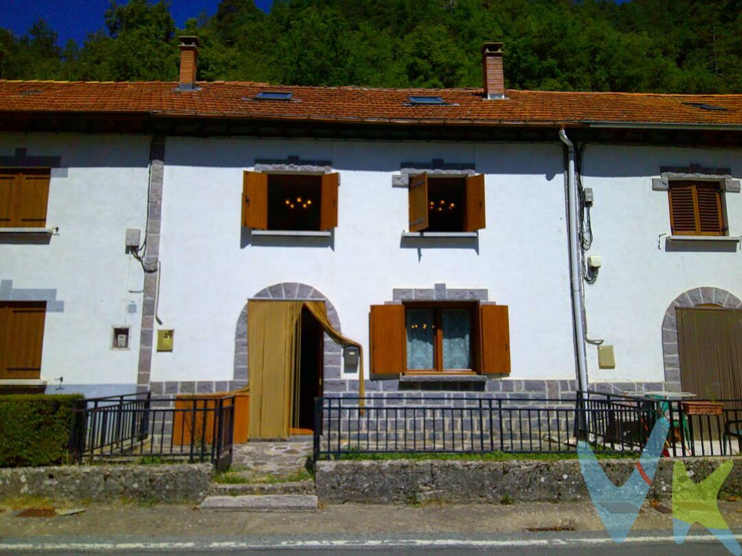 Casa adosada en Uztárroz - Uztarroze
Descripción general
Encantadora casa adosada de estilo rústico situada en el tranquilo núcleo de Uztárroz (Uztarroze), en pleno Valle de Roncal.
Características principales

Tipo de propiedad: Casa
Subtipo: Adosado
Estado de conservación: Buen estado
Número de habitaciones: 5
Baños: Con plato de ducha
Superficie útil: 0 m²
Superficie construida: 0 m²
Estructura del edificio: Hormigón
Agua caliente: Individual eléctrica
Calefacción: Chimenea de leña
Orientación: Sur

Estancias

Salón: Con chimenea, espacio acogedor y buena iluminación por su orientación sur.
Cocina: Montada y cocina equipada, lista para entrar a utilizar.
Dormitorios: 5 dormitorios amplios que permiten usos flexibles (familia, invitados, despacho...).
Aseo / Baño: Baño con plato de ducha, práctico y funcional.

Entorno y ubicación
Uztárroz - Uztarroze es un pequeño núcleo del Valle de Roncal, en la zona pirenaica de Navarra. Es un lugar ideal para quien busca calidad de vida, tranquilidad y contacto directo con la naturaleza.

Entorno natural: Montañas y espacios naturales ideales para senderismo, BTT y actividades al aire libre. Paisajes típicos del Pirineo navarro y rutas rurales señalizadas.
Servicios en la zona: Pequeños comercios locales, bares y restaurantes rurales en los pueblos del valle; servicios básicos y ambiente de pueblo.
Centros educativos y sanitarios: Formación y servicios sanitarios están disponibles en las localidades cercanas del valle y en los municipios mayores de la zona. Para educación secundaria o servicios especializados, se puede acudir a pueblos cercanos dentro del Valle de Roncal.
Accesos: Buena conexión por carreteras regionales que comunican con el resto de la comarca y con las principales localidades de Navarra.
Lugares de interés cercanos: Pueblos con encanto del Valle de Roncal, itinerarios de montaña, espacios naturales protegidos del Pirineo navarro y puntos de interés cultural y gastronómico (gastronomía local como el queso de Roncal).

Por qué comprar esta casa

Vivienda amplia y en buen estado, con chimenea y cocina equipada.
Perfecta como primera vivienda para quien trabaja en la zona o como segunda residencia para amantes de la naturaleza.
Orientación sur que proporciona buena luminosidad y calidez natural.

Contacto: Para más información o concertar una visita, póngase en contacto con nuestra agencia. Le facilitaremos detalles sobre la vivienda y la zona, y le ayudaremos en todo el proceso.
Datos meramente informativos, sin valor contractual. El PVP indicado no incluye impuestos (régimen general del ITP (Impuesto de Transmisiones Patrimoniales) es el 6% sobre el precio de compra) ni gastos de transmisión (notaría, registro, AJD (Actos Jurídicos Documentados), que suma aproximadamente un 2% sobre el precio de compra). Honorarios de la agencia a cargo del vendedor. NO SE COBRA HONORARIOS AL COMPRADOR.