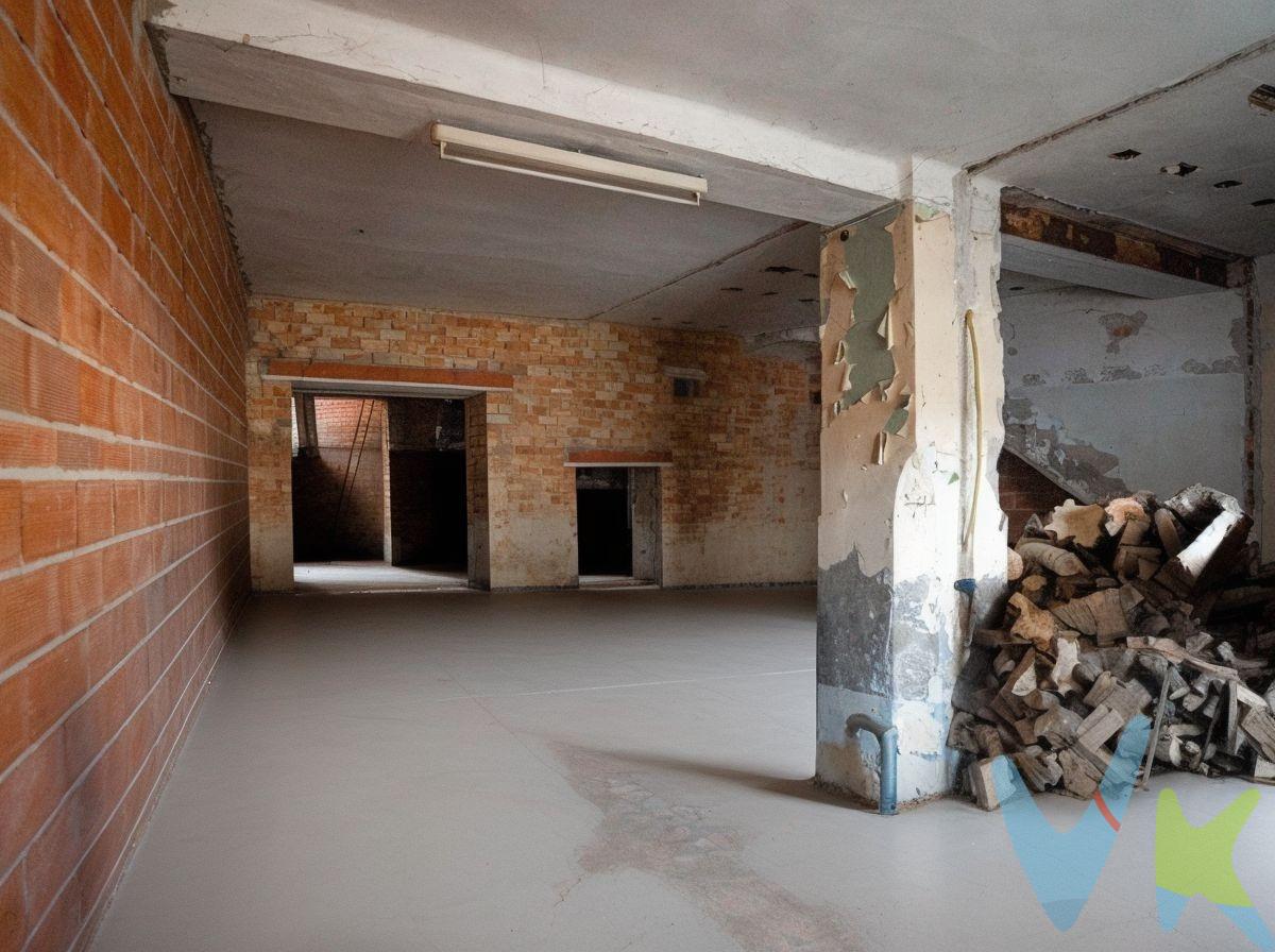 Si lo que buscas es espacio, buena ubicación y un proyecto con futuro, esta casa en pleno corazón de Oliva — justo frente a la plaza Casa de Alonso Rincón — te va a encantar. 📏 Cuenta con 493 m² registrados (aunque en la práctica son más) distribuidos en:.  🏠 Dos alturas.  🏬 Un local comercial.  🚗 Con opción de transformarlo en 3 viviendas y un garaje. La luz natural es protagonista en todas las estancias, y además dispone de dos terrazas grandes (una por planta) ideales para disfrutar del aire libre, comidas familiares o simplemente desconectar al sol. Eso sí: está para reformar, lo que lo convierte en un auténtico lienzo en blanco. Puedes adaptarlo a tus necesidades, invertir para vender o alquilar, o crear el hogar de tus sueños con espacio de sobra. Un edificio con carácter, metros de sobra y una ubicación que lo tiene todo. VENTA:. PVP 380.000€.  Gastos e impuestos no incluidos en el precio. La compra conlleva impuestos y gastos de formalización para el comprador. A título orientativo se informa que en segundas transmisiones el  ITP  con carácter general en  Valencia  es del  10%, pudiendo existir otros tipos impositivos atendiendo a  las circunstancias  personales del comprador u otras circunstancias previstas legalmente. Base imponible del impuesto el mayor valor entre el precio de compraventa, la tasación o el valor de referencia catastral. En cuanto a los gastos de  notaría y registro, en su caso,  suelen oscilar aprox; entre 1,5% y 2,5% (aranceles variables según precio, n.º de copias y complejidad). El comprador elige notario. Si el comprador precisase de  hipoteca: tasación, condiciones y costes bancarios serán según entidad elegida por el comprador, así como los gastos de gestoría, y cualesquiera otros gastos inherentes a la formalización de la compraventa que legalmente correspondan a la parte compradora, salvo pacto expreso en contrario con el vendedor. El consumidor tiene,  conforme a la normativa vigente, a su disposición información y documentación adicional relativa al inmueble y condiciones de la compraventa, que podrá ser consultada en C/Joaquín Costa 4, bajo 46005 Valencia o urbe2@remax.es. Honorarios de mediación inmobiliaria a cargo del  COMPRADOR: (3% del precio final de venta más IVA (21%), salvo otro pacto.); y  de VENDEDOR (según acuerdo con el mismo). . Se informa al consumidor que la agencia actúa como intermediaria inmobiliaria en la operación, estando cualquier eventual compraventa y sus condiciones sujeta a la aceptación expresa del propietario-vendedor y a la posterior formalización del correspondiente contrato.