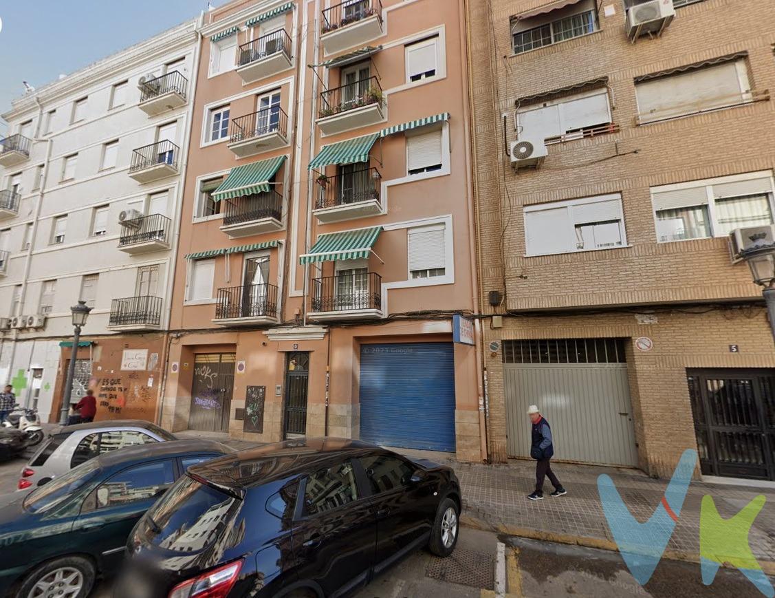 ¡Tu Próximo Gran Movimiento de Negocio Te Espera! - NUDA PROPIEDAD. Emprendedor, comerciante, visionario: Esta es la oportunidad que estabas buscando para asegurar tu futuro financiero. Ponemos a la venta la NUDA PROPIEDAD de un amplio local comercial de 154 m², a solo 100 metros del río Turia y estratégicamente ubicado cerca de la Avenida Pérez Galdós. Este no es solo un local; es una inversión inteligente en una de las zonas más vibrantes y con mayor potencial de Valencia. ¿Por qué este local es tu mejor opción?. •	Localización estratégica: Situado en el corazón de L'Olivereta, un barrio consolidado con un flujo constante de clientes potenciales, tanto residentes como turistas. •	Adaptabilidad Ilimitada: Con 123 m² útiles a tu disposición, este espacio es el lienzo perfecto para tu visión. Imagina tu coworking, restaurante, tienda de moda, galería de arte o cualquier otro negocio prosperando aquí. •	Inversión con Visión: La nuda propiedad te ofrece una oportunidad de inversión única, permitiéndote adquirir un activo de alto valor a un precio excepcional. No dejes pasar esta ocasión de oro para establecer tu negocio en una ubicación inmejorable. El mercado no espera, y las mejores oportunidades desaparecen rápido. ¡Actúa ahora! Llama ya y asegura tu visita para descubrir todo el potencial de este local. ---. La descripción del presente inmueble e imágenes tienen mero carácter informativo y en ningún caso carácter contractual, pudiendo ser modificados por la inmobiliaria comercializadora sin que ello implique responsabilidad alguna frente a terceros. . En el precio de venta al público, esta propiedad NO incluye los gastos de adquisición (Notario, registro, gestión, honorarios, etc…). 