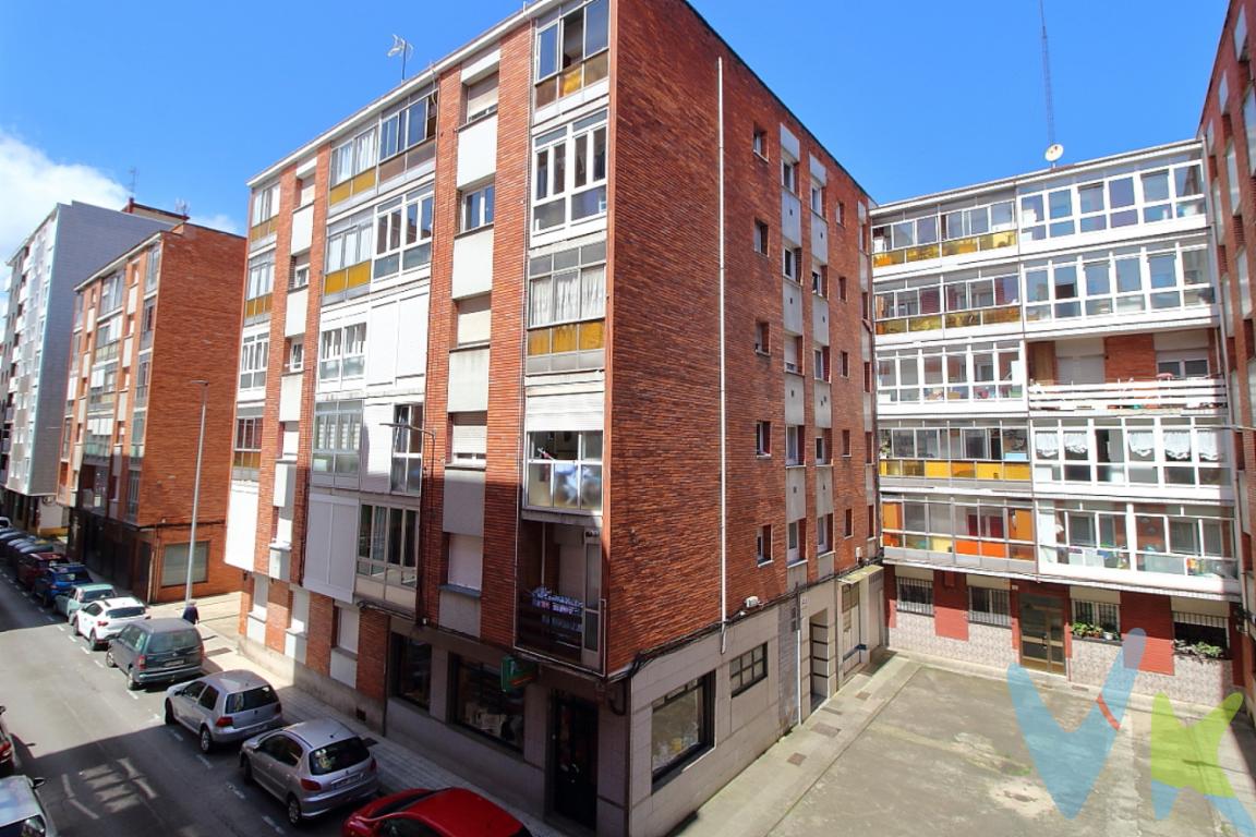  ¡Excelente oportunidad para adquirir una vivienda en una de las zonas más apreciadas de Gijón! Presentamos un encantador piso en venta, ubicado en el corazón de El Bibio. Esta propiedad ofrece un espacio urbano bien distribuido y acogedor, ideal para aquellos que valoran tanto la comodidad como la proximidad a los servicios fundamentales.Este maravilloso piso consta de 69 metros cuadrados útiles, algo que garantiza un ambiente hogareño con un diseño funcional. Además, con 89 metros cuadrados construidos, hay suficiente espacio para que cada miembro de la familia pueda disfrutar de su propio rincón. La ubicación en la planta 2 del edificio proporciona fácil acceso a través del ascensor, algo que facilita significativamente el día a día, especialmente para las mudanzas.Al acceder al apartamento, quedará impresionado por la luz natural que llena el espacio. El piso cuenta con tres amplias habitaciones, todas ellas ideadas para ti y tu familia. Desde un dormitorio principal hasta una posible oficina en casa, las posibilidades de adaptación son infinitas. Asimismo, la propiedad fue diseñada teniendo siempre en mente la funcionalidad y el confort contemporáneo.Un aseo en el piso se configura para suplir perfectamente las necesidades diarias, contribuyendo a la distribución práctica del hogar. La comodidad se complementa con un acogedor balcón, ideal para disfrutar de unas vistas urbanas o momentos tranquilos en el exterior, y donde podrá relajarse después de un largo día de trabajo.El edificio, construido en el año 1978, cuenta con una excelente estructura y el ascensor es una de las prestigiosas características que realzan la accesibilidad para todas las edades. Este detalle lo transforma en una alternativa idónea tanto para familias con niños como para personas mayores.En los alrededores del edificio, se podrán encontrar múltiples servicios y facilidades esenciales. La proximidad a diversas líneas de autobús asegura una conectividad excelente y sin problemas para moverse por la ciudad. Lo que ofrece una considerable ventaja para quienes dependen del transporte público para sus desplazamientos diarios.Un paseo por el vecindario de El Bibio revela la calidez y el sentido de comunidad que predominan en la zona. A pocos minutos de distancia, podrá disfrutar de parques, cafeterías, y tiendas locales que enriquecen el entorno, proporcionando un perfecto equilibrio entre la vida urbana y la tranquilidad. Además, su ubicación estratégica le permite disfrutar de todo lo que Gijón tiene para ofrecer, desde sus maravillosas playas hasta su vibrante vida cultural y social.Adquirir este piso representa mucho más que simplemente comprar una propiedad; es invertir en calidad de vida y seguridad. No pierda la oportunidad de ver por sí mismo lo que este espléndido hogar tiene para ofrecer. Te invitamos a visitar y descubrir este tesoro escondido en El Bibio, Gijón.No dude en ponerse en contacto para más detalles o para concertar una visita. Su futuro hogar lo espera, listo para darle la bienvenida en un entorno pleno de comodidades y posibilidades infinitas. 