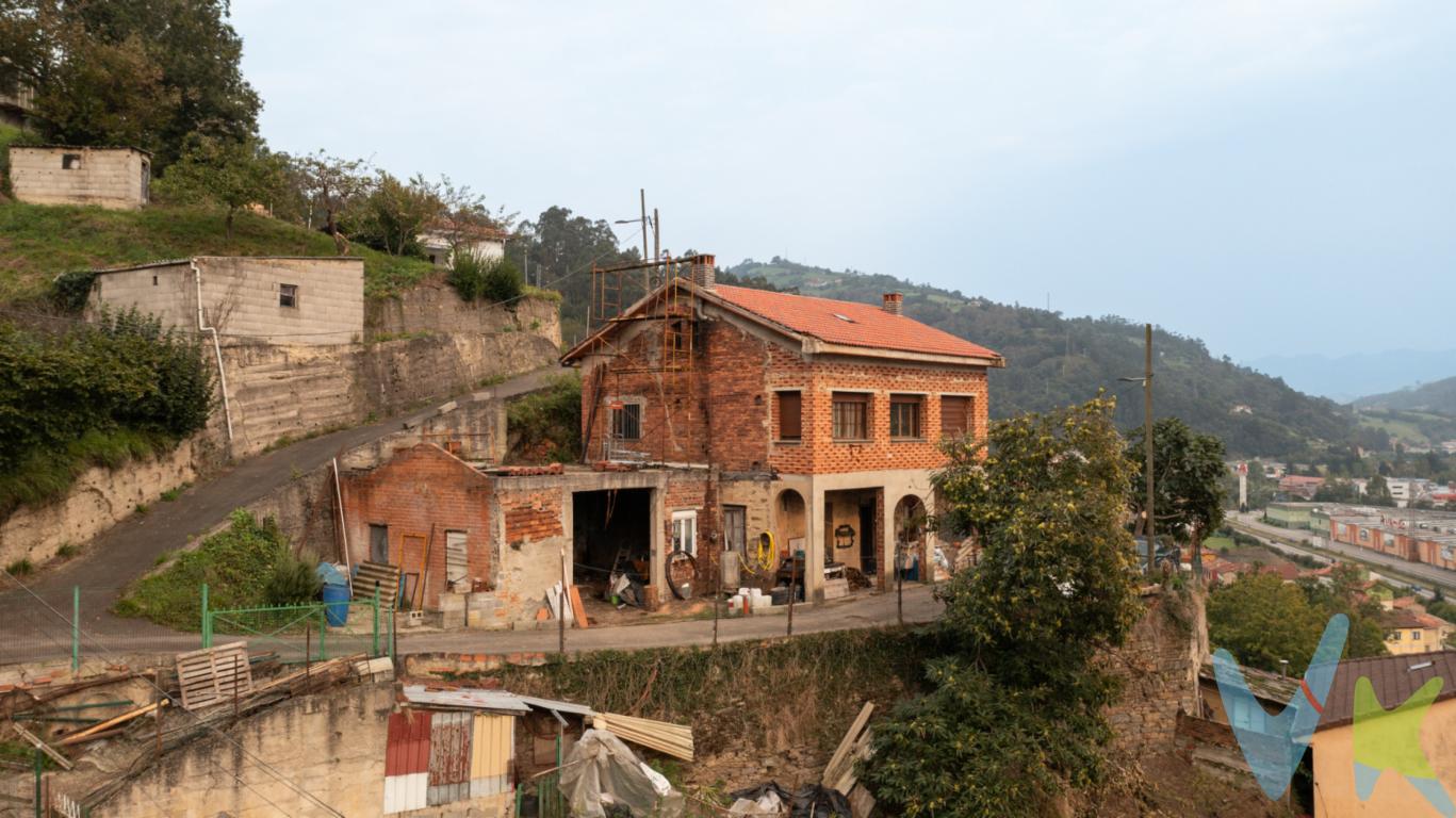 Se vende casa para reformar ubicada en el núcleo de La Viña, población situada a escasos 300 metros de El Entrego.La casa se ubica en una parcela de 300 metros, consta de dos plantas más bajocubierta. La planta baja se divide en salón, cocina, dormitorio y baño. La planta primera se compone de tres dormitorios y salita ubicada en el hall de distribucion de la vivienda. El bajocubierta es un espacio diáfano.Anexo a la fachada izquierda de la construcción principal hay un espacio destinado a garaje y terraza en la planta alta. A la derecha un antiguo almacén.La vivienda tiene una superficie aproximada de 75 metros por planta, el garaje en torno a 50 y el almacén 22, lo que confiere una superficie construida total de más de 300 metros cuadrados.La vivienda está parcialmente restaurada según proyecto visado, forjados de madera y hormigón, tejado en perfecto estado, carpintería exterior de aluminio con climalit, calefacción de gas-oíl.Separada de la vivienda por un camino público se encuentra una finca edificable de 1.173 metros cuadrados.Tanto la vivienda como la finca tienen orientación sur-oeste, muy soleadas, situadas en la ladera tienen esplendidas vistas de El Entrego y el valle del Río Nalón.Si buscas una vivienda amplia que te permita adecuarla interiormente a tus necesidades y gustos esta es tu oportunidad. Llámanos y concertamos una visita.El precio del conjunto de vivienda y finca es de 65.000 EUR, si te interesara solo la vivienda puede ser tuya por tan solo 56.000 EUR.No incluidos gastos de notaría, registro de la propiedad e ITP.