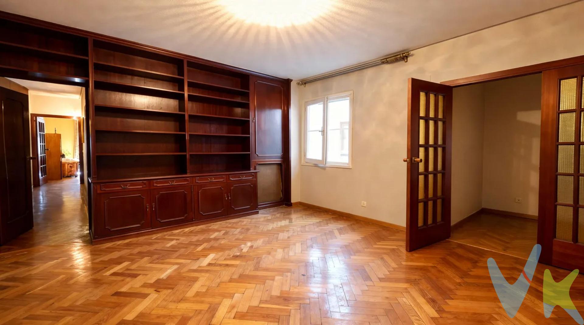 En pleno corazón de Chamberí, junto a Moncloa, en una tercera planta, ponemos en venta esta vivienda, cuya planta singular despierta el interés de arquitectos e interioristas. Su geometría, alejada de distribuciones estándar, permite plantear proyectos creativos, jugar con los espacios y diseñar una vivienda verdaderamente única. Destacamos que aunque la vivienda da a un patio, se trata de un espacio amplio, abierto y ajardinado con acceso desde la calle, lo que aporta más luz, tranquilidad y una sensación de amplitud poco habitual en la zona. Distribución. •	5 dormitorios (3 dobles y 2 individuales) . •	2 baños . •	Cocina independiente . •	Estancias amplias y bien diferenciadas . •	Buena luz natural . •	Tercera planta . La calle Hilarión Eslava es una de esas zonas donde siempre hay vida y demanda, pues dispone de:. •	Todo tipo de comercios y servicios a pie de calle . •	Muy bien comunicada en transporte público . •	Cerca de universidades y zonas con movimiento constante . •	Entorno consolidado, ideal tanto para vivir como para alquilar . Para quién puede tener sentido esta vivienda. •	Para quien quiere hacerse una casa a su medida en una buena zona, sin tener que adaptarse a una distribución ya cerrada. •	Para profesionales de la arquitectura o interiorismo que valoran las plantas diferentes, donde se puede pensar y proponer algo con más intención. •	Para quien busca una inversión con lógica: comprar, reformar y sacar partido, ya sea en alquiler o en una futura venta. •	Para perfiles que priorizan ubicación y posibilidades, y entienden que el verdadero valor está en lo que se puede llegar a hacer con el espacio. . Información adicional:. - ⁠Metros construidos: según registro 134 m2 aproximados. - Metros catastrales: 156 m2 ( Vivienda 147 m2 y Elementos comunes 9 m) construidos. - Metros útiles: 120 m2 aproximadamente. * Este anuncio no es vinculante, puede contener errores. Se muestra a título informativo y no contractual. Conforme a lo establecido en la Ley 10/2025 de Publicidad Inmobiliaria, se informa que:. - El precio de venta publicado: no incluye el mobiliario ni la decoración, ni los impuestos, ni los honorarios derivados del servicio de compra. -El comprador asumirá, además del precio de compraventa, un coste adicional del 3 % del precio de venta del inmueble en concepto de servicio de gestión, asesoramiento y acompañamiento en todo el proceso de compra. - Impuesto de Transmisiones Patrimoniales (ITP):6 % del precio de compra. - Gastos de notaría: entre un 0,2 % y un 0,5 % del del precio de compra. - Gastos de inscripción en el Registro de la Propiedad: estimados entre un 0,1 % y un 0,25 % del precio de compra. Contacta con Assyss Inmobiliarias y solicita tu visita, si quieres más información o ver la vivienda, escríbenos y lo agendamos. 