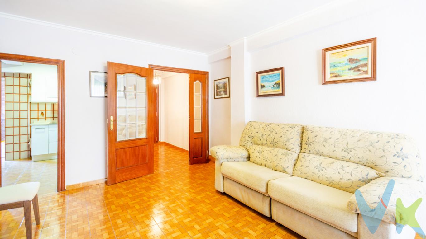  ¡Descubra su nuevo hogar en el corazón de Valencia! Este encantador piso en venta se encuentra ubicado en la animada zona de L\'Olivereta, específicamente en Tres Forques, ofreciendo una excelente oportunidad para quienes buscan comodidad y una ubicación privilegiada. La vivienda está situada en el primer piso de un edificio clásico construido en 1958, un lugar que combina lo mejor de la arquitectura tradicional con las comodidades modernas.Con una superficie de 85 metros cuadrados construidos, este piso es perfecto para familias o cualquier persona que desee disfrutar de un espacio amplio y bien distribuido. Las tres habitaciones ofrecen un ambiente acogedor para descansar y relajarse después de un día ajetreado. Cada habitación está diseñada para aportar una sensación de amplitud y luminosidad. La sala de estar, amplia y luminosa, es el lugar ideal para entretener a invitados o simplemente disfrutar de un momento tranquilo.La cocina, equipada de manera funcional, ofrece todo el espacio necesario para preparar deliciosas comidas, consolidando este espacio como el corazón de la vivienda. Además, desde la cocina se accede a un balcon, el cual proporciona un lugar perfecto para disfrutar del clima mediterráneo y desconectar del bullicio de la ciudad. Los días soleados serán aún más agradables desde este pequeño oasis personal, permitiéndole disfrutar del aire libre sin salir de casa.El edificio cuenta con un cómodo ascensor, facilitando el acceso a la vivienda y añadiendo un extra de confort, especialmente para quienes desean evitar las escaleras. La cercanía a transporte público es otra ventaja destacada de esta propiedad. Con estaciones de metro y paradas de autobús a solo unos pasos, desplazarse por la ciudad será más rápido y económico, sin importar hacia dónde se dirija.Vivir en L\'Olivereta - Tres Forques le permitirá disfrutar de una comunidad dinámica, con todas las comodidades que pueda necesitar a su alcance. Encontrará colegios, centros de salud, supermercados y variedad de establecimientos de ocio en las proximidades. Esta zona de Valencia es ideal para quienes valoran la vida urbana sin sacrificar la tranquilidad y seguridad de su hogar.La excelente ubicación de este piso implica una gran facilidad para llegar tanto al centro de la ciudad como a otras partes de Valencia, haciendo que cada día sea más cómodo y eficiente. Las conexiones con el transporte público garantizan un fácil acceso a todas las atracciones que esta vibrante ciudad tiene para ofrecer.No deje pasar esta oportunidad única para adquirir un hogar que se adapta a sus necesidades y estilo de vida. Este piso en Valencia ubicado en una de las arterias principales como es la AV/ Del Cid ofrece el equilibrio perfecto entre calidad de vida, funcionalidad y ubicación. Programe una visita para descubrir por usted mismo todo lo que este inmueble tiene para ofrecer. Cumpla el sueño de vivir en una de las zonas más buscadas de Valencia y haga de este espacio su nuevo hogar hoy mismo. ¡No espere más para conocerlo!_____________________ La comercialización del presente inmueble se realiza en régimen de exclusiva, garantizando a la propiedad una gestión profesional, coordinada y sin interferencias externas. Trabajamos bajo el modelo de exclusiva compartida, colaborando activamente con otras agencias y profesionales que representen a posibles compradores o arrendatarios, con el objetivo de maximizar la difusión y las oportunidades de cierre.Por respeto a la propiedad y a sus ocupantes, se ruega no molestar directamente a propietarios o inquilinos. Para cualquier información adicional, concertar visita o plantear colaboración profesional, deberán dirigirse exclusivamente a nuestra oficina.La información contenida en este anuncio (incluyendo superficies, distribución, características, imágenes, planos y precios) tiene carácter meramente informativo y orientativo, no contractual, pudiendo estar sujeta a modificaciones, errores u omisiones sin previo aviso. Las superficies indicadas son aproximadas y no tienen carácter vinculante.El precio publicado no incluye impuestos ni gastos derivados de la operación (ITP, IVA, AJD, notaría, registro, gestoría u otros que legalmente correspondan).En caso de compraventa, los honorarios de intermediación inmobiliaria no están incluidos en el precio y serán satisfechos por la parte compradora de forma independiente, salvo pacto distinto.En caso de arrendamiento, la renta indicada no incluye suministros ni otros gastos repercutibles salvo indicación expresa en el anuncio. Las condiciones económicas y jurídicas definitivas se establecerán en el correspondiente contrato conforme a la normativa vigente. Los honorarios profesionales se aplicarán conforme a la legislación en vigor en el momento de la formalización del contrato.La propiedad podrá ser retirada del mercado o modificada en sus condiciones sin previo aviso, estando la oferta sujeta a disponibilidad. 