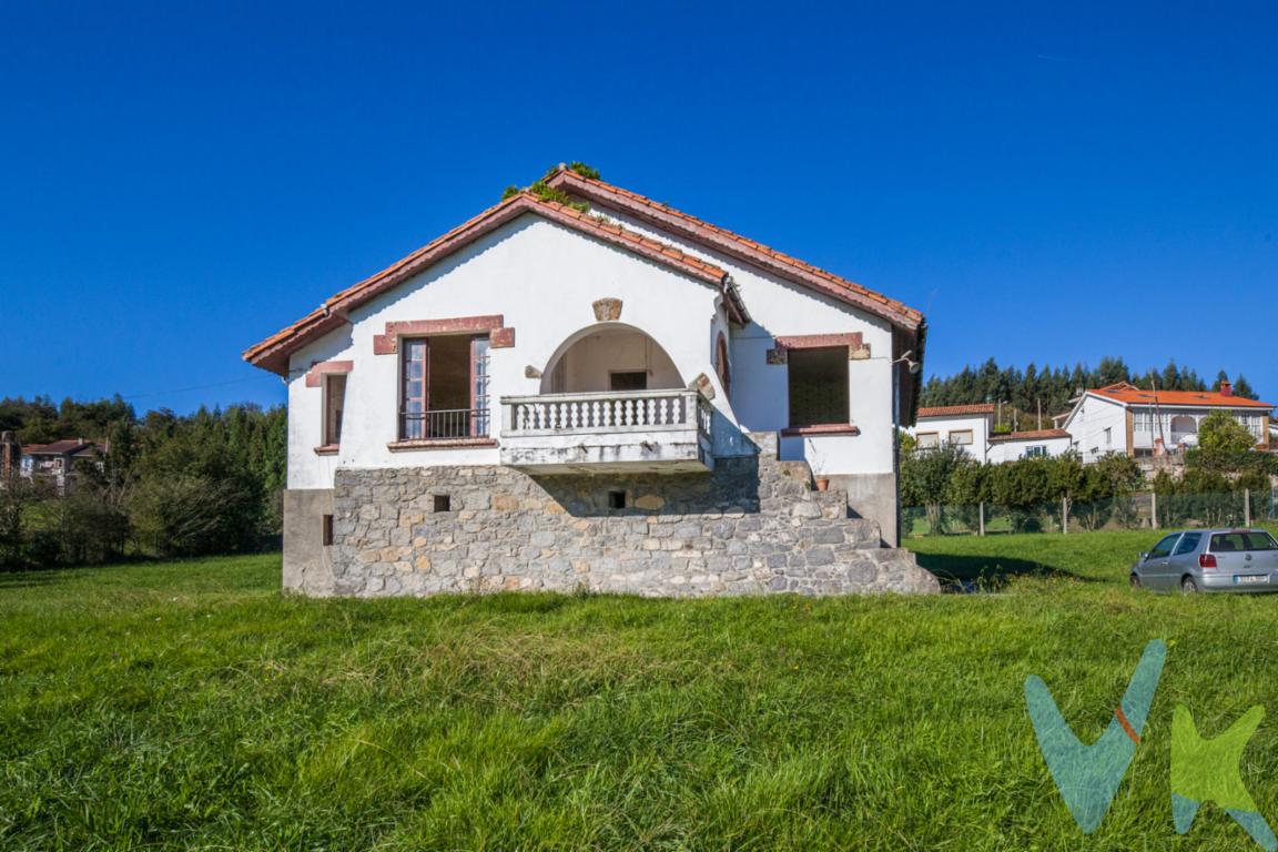 Ponemos a la venta estupenda casa Asturiana en una parcela totalmente cerrada con muro de piedra. Se encuentra situada a escasos 5 minutos en coche de la playa de Santa María del  mar y la playa de Bahínas y a 6 km de Salinas.  La casa tiene actualmente tres habitaciones , un buen salón, cocina y dos cuartos de baño. La parte baja de la casa es un espacio amplio que se puede utilizar como almacenaje, gimnasio o para ampliar la vivienda si se desea. La casa tiene muchas posibilidades de reforma, los techos son altos y tiene desván. La parcela se puede parcelar . Dentro de la finca tenemos un hórreo y una pequeña construcción que actualmente se utiliza de garaje. Toda la parcela está cerrada con un buen muro. La propiedad se encuentra a escasos metros de la playa de Santa María del mar, lugar con mucho encanto. La casa es perfecta como primera residencia o como lugar de veraneo, ya que en la zona tenemos muchas playas, el pueblo se encuentra cerca del aeropuerto y está a escasos 35 minutos de Gijón y Oviedo y a 20 minutos de Avilés . No dude en llamarnos y conocerla, es una casa con muchas posibilidades . 