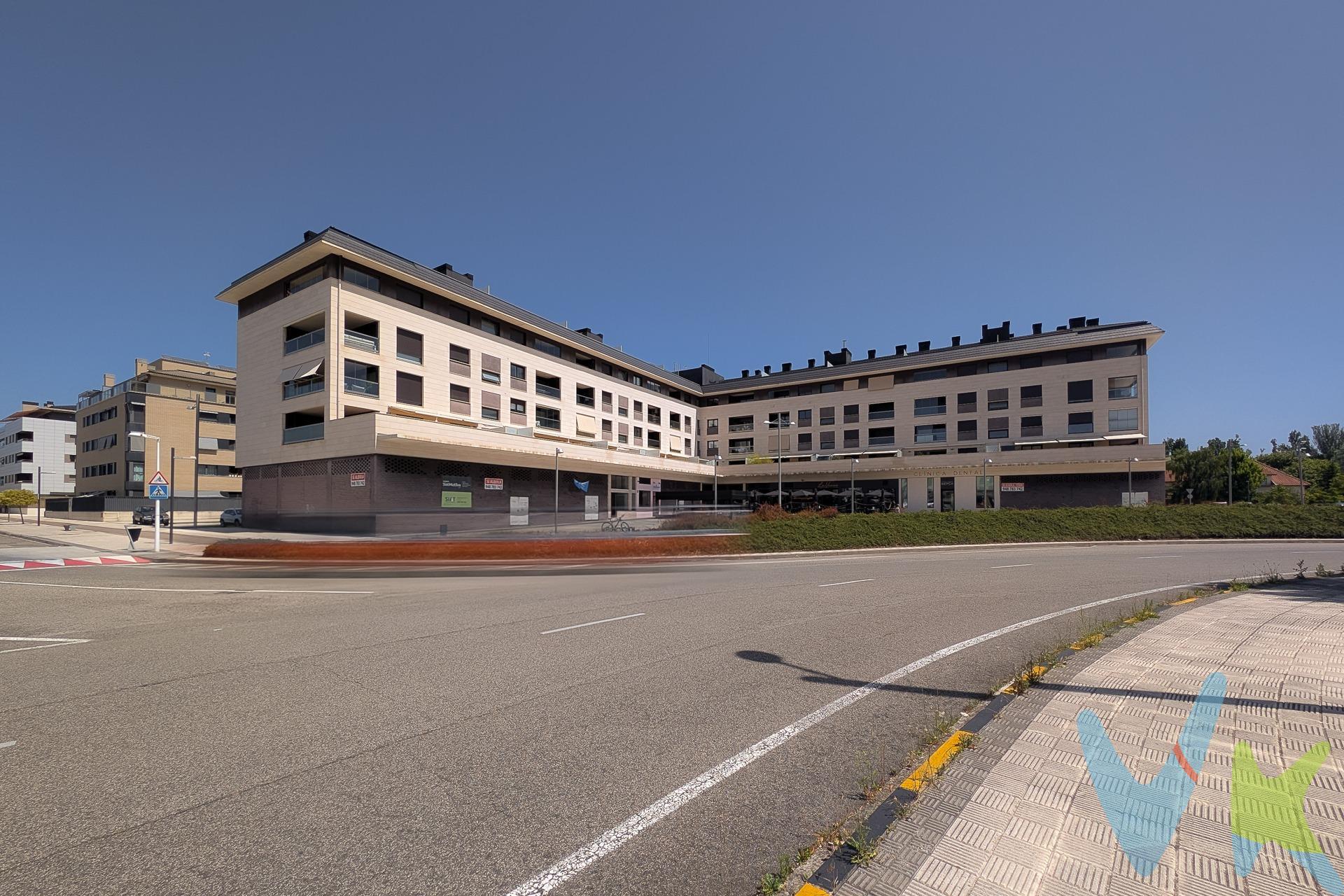 Si desea adquirir una vivienda prácticamente a estrenar, con muy buena localización, calidad constructiva y amplios espacios esta vivienda le encantará. Localizada en la Plaza Valle de Aranguren, esta vivienda cuenta con buenas vistas panorámicas, muchísima luz por su orientación Este-Oeste, una perfecta distribución y amplios espacios en todas sus estancias. Además cuenta con una terraza protegida con cortina de vidrio que será el espacio exterior ideal de la casa. Se trata de una vivienda construida en 2021 con buenas calidades tanto en la propia vivienda como en zonas comunes. Dispone de sistema de calefacción a través de suelo radiante, falsos techos, grandes armarios empotrados y equipamiento de cocina y baños. Además cuenta con preinstalación de sistema de aire acondicionado. La vivienda ideal para aquellos que desean comprar una vivienda nueva y no quieren esperar un largo plazo hasta su entrega. Dispone de una plaza de garaje y cuarto trastero en el propio edificio. No lo dude y acuda a conocerla, estamos seguros de que por sus características le encantará.