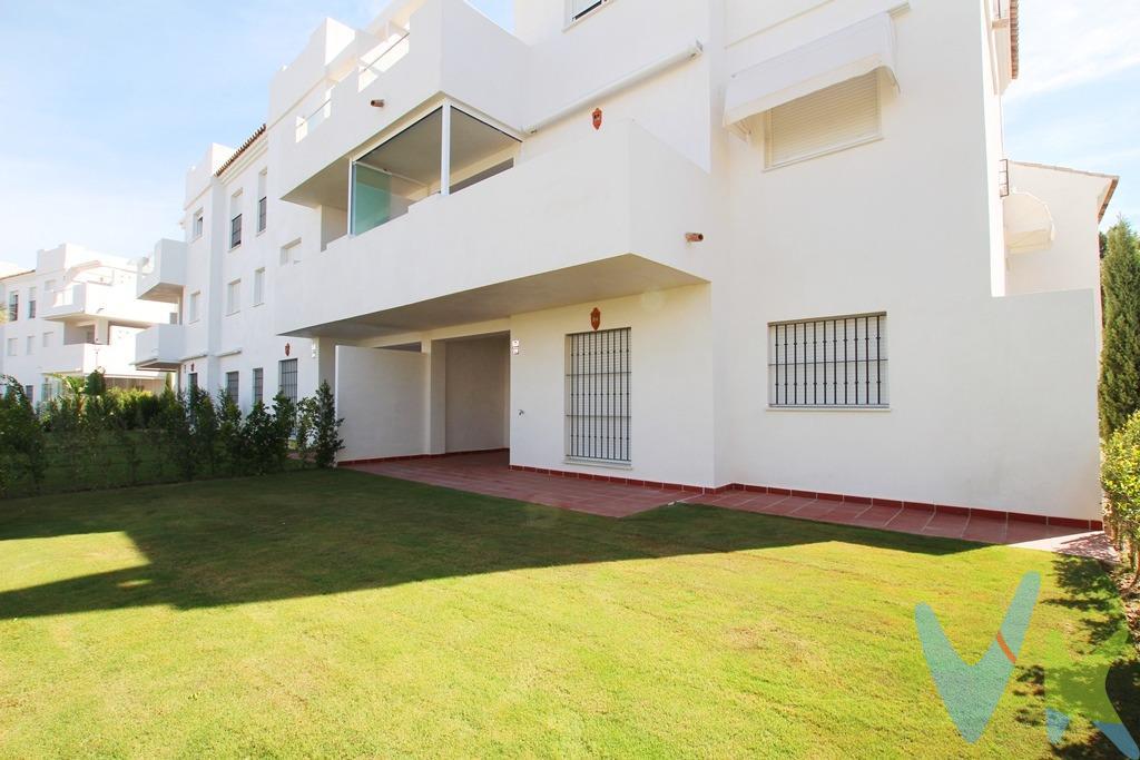 ¡Descubre el hogar de tus sueños en la exclusiva costa gaditana! Este piso de reciente promoción, ubicado en Jardines de Majadales, te ofrece una experiencia de vida inigualable. Con una superficie construida de 107,09 m² y un jardín privado de 82,89 m² con porche, disfrutarás de un espacio exterior perfecto para relajarte. La vivienda cuenta con 3 dormitorios con armarios empotrados y 2 modernos baños, uno de ellos en suite. La carpintería interior lacada en blanco y las ventanas de PVC con persianas automatizadas garantizan confort y estilo. Además, podrás disfrutar de las impresionantes zonas comunes que incluyen dos piscinas y pistas de pádel, ideales para disfrutar del clima soleado. Con una certificación energética A-B, este piso es eficiente y respetuoso con el medio ambiente. Incluye dos plazas de garaje y un trastero en planta subterránea, ofreciendo comodidad y seguridad. La comunidad incluye el mantenimiento de las piscinas y zonas comunes. ¡No pierdas la oportunidad de vivir en un entorno privilegiado!. De acuerdo con lo prevenido en el Decreto 218/2005, de 11 de octubre, se informa al cliente que los Gastos Notariales, Registrales, impuesto de transmisiones (ITP) o I.V.A., Honorarios de intermediación, Gastos financieros, y otros gastos inherentes a la compraventa no están incluidos en el precio. 