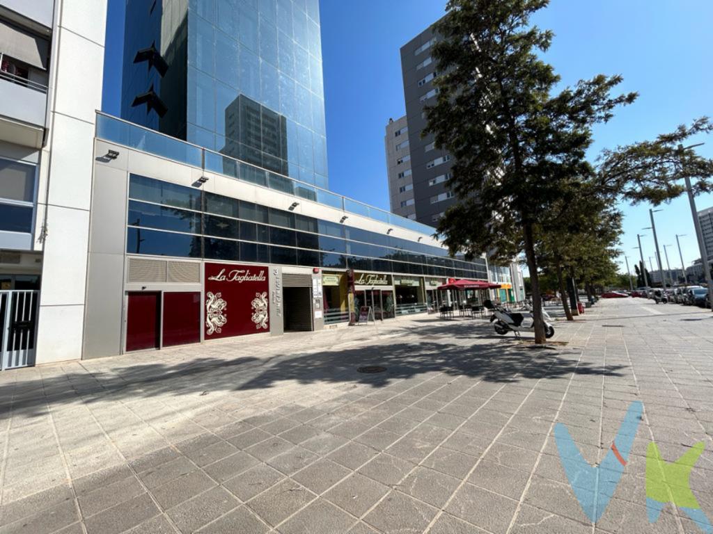 Plazas de garaje en Avda Juan Carlos I de TorrentDisponemos de varias plazas a la venta EN PRIMER SÓTANO y podrás elegir la que más te guste, a escasos metros de la estación de metro Torrent Avinguda, justo en el edificio de oficinas, donde se encuentra Restaurante Tagliatella, Popeyes Chicken, y varios establecimientos. Su ubicación las hace especialmente atractivo, puesto que está muy bien comunicado.Las plazas de garaje son amplias, accesibles con acceso por rampa de entrada y de salida independientes con puerta automática con mando. Se puede acceder por ascensor desde la planta baja del edificio o si dispones de vivienda en la finca, desde la propia vivienda.Por mandato expreso del propietario, comercializamos este inmueble en exclusiva, lo que le garantiza un servicio de calidad, un trato fácil, sencillo y sin interferencias de terceros. Por este motivo, se ruega no molestar al propietario, a los ocupantes de la propiedad, a los vecinos o conserjes del edificio o urbanización si los hubiera. Muchas gracias por su comprensión. Si Usted es agencia inmobiliaria y tiene un cliente para este inmueble, llámenos, estaremos encantados de colaborar en esta y otras operaciones.La oferta está sujeta a cambios de precio o retirada del mercado sin previo aviso. Este anuncio en su conjunto, incluyendo textos, fotos, imágenes o cualquier otro contenido del mismo, no es vinculante, dado que la información es ofrecida por terceros y puede contener errores. Se muestra a título informativo y no contractual.Las medidas y superficies son meramente orientativas.\"El precio NO INCLUYE los gastos de corretaje inmobiliario, impuestos (IVA, ITP, AJD), plusvalía, notaría y registro.