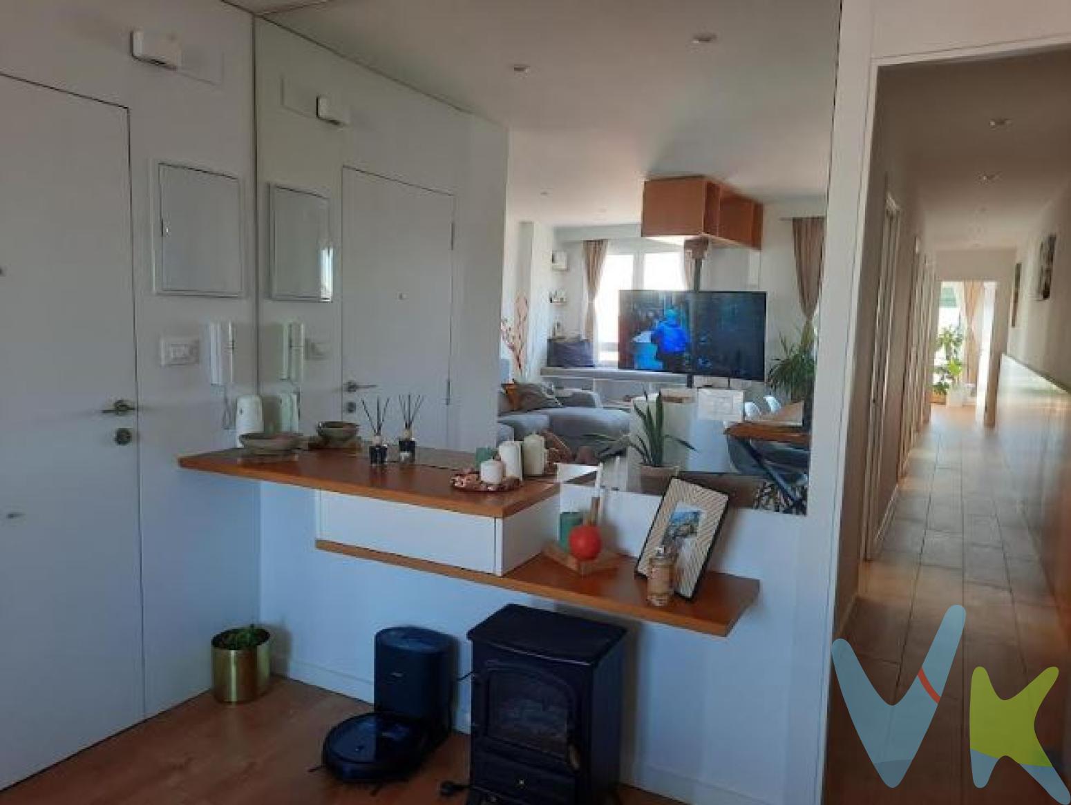 Piso con ASCENSOR, de 3 habitaciones y 2 baños totalmente reformado    Estamos felices por poder ofreceros esta vivienda porque os va a sorprender muy gratamente. En el corazón de la Horta Sud, ofrecemos este acogedor y moderno piso en finca con ascensor, de 99m² distribuido en 3 habitaciones, 2 baños, salón comedor y cocina. Dispone de 2 balcones, ventanas de doble cristal tipo climalit, paredes lisas insonorizadas, carpintería interior lacada en blanco, suelo gres imitación parquet, armarios empotrados,...  No es una casa cualquiera, esta vivienda provoca un flechazo a primera vista por lo atractivo de su construcción. No hará falta que inviertas en modernizarla, ya que sus actuales propietarios han otorgado de mucha personalidad y estilo sus acabados de alta calidad, totalmente reformada, carpintería, fontanería, electricidad,... para que sólo tengas que coger tus maletas y venir a vivir a un piso que hará que te despiertes cada mañana pensando en lo acertado que fue la decisión de adquirirlo     Dicen que la mayoría de las veces podemos elegir, no dudes en visitar esta vivienda con ascensor. Quien vive aquí sabe lo fácil que resulta el acceso a todo, residir aquí implica estar a un paso de todos los principales servicios, y a escasos 600 metros del ayuntamiento de Albal. Esta casa cumple con todos los requisitos para ser un magnífico escenario para futuros recuerdos de una bonita familia, una vivienda ideal para hacer de ella tu hogar. ¿te contamos más o vienes a verla? no dejes pasar esta oportunidad, llámanos, te asesoraremos y acompañaremos en todo el proceso de compra.    Si tienes que vender antes tu vivienda, llámanos y te asesoramos cómo hacerlo para además tener los mínimos gastos posibles y todas las garantías.  Agencia Registrada con el nº00516 en el Registro Obligatorio de Agentes Inmobiliarios de la Comunidad Valenciana    La oferta está sujeta a cambios de precio o retirada del mercado sin previo aviso. Este anuncio en su conjunto, incluyendo textos, fotos, imágenes o cualquier otro contenido de este, no es vinculante dado que la información es ofrecida por terceros y puede contener errores. Se muestra a título informativo y no contractual.  El precio anunciado NO INCLUYE los impuestos, ni los gastos como, Notario, Registro de la Propiedad, ni los honorarios de la agencia inmobiliaria.  