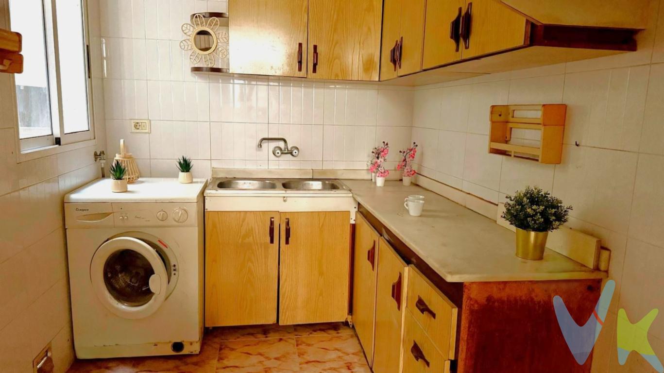 Planta baja  de 105 metros cuadrados construidos y 67 útiles, ubicado en pleno centro urbano, una zona inmejorable rodeada de todos los servicios, comercios y transporte. La vivienda, actualmente para reformar, es un lienzo en blanco que ofrece un sinfín de posibilidades para diseñar el hogar de tus sueños. Su distribución actual es muy versátil, permitiendo proyectar espacios amplios, modernos y totalmente personalizados según tus necesidades y poner tu pequeño negocio, dentro de tu vivienda,  con acceso desde la calle lo que le da un toque independiente.Sin embargo, el verdadero valor diferencial y el gran atractivo de esta propiedad radica en la posibilidad  de adquirir el edificio contiguo de gran dimensión. Esta característica convierte a la propiedad en una joya inmobiliaria  para los inversores.¿Te imaginas fusionar tu espacio residencial con tu actividad profesional? Es la configuración perfecta para emprendedores, autónomos o profesionales liberales que buscan el concepto definitivo de \"Live & Work\" (vivir y trabajar). Tendrás la ventaja inigualable de montar tu propio negocio ya sea un despacho de abogados, un estudio de arquitectura, una clínica estética, un taller de arte o una tienda a pie de calle con la comodidad absoluta de tener tu residencia justo al lado o integrada en la misma planta. Olvídate de los desplazamientos diarios, ahorra en costes de alquileres duplicados y optimiza tu tiempo al máximo.Al estar para reformar, tienes la libertad absoluta de unificar los espacios, crear accesos internos directos o mantener la total independencia entre la zona pública del negocio y la privacidad de tu hogar. IEEV realizada  el 29/10/2025. Todo ello en una localización céntrica que garantiza una excelente visibilidad para cualquier tipo de comercio, así como un flujo constante de clientes potenciales. Una inversión inteligente con un potencial de revalorización extraordinario en el mercado actual. ¡No dejes escapar esta oportunidad! Posibilidad de financiación hasta el 100%, pregúntanos y te haremos un estudio gratuito. Agencia registrada con el nº 1.399 en el Registro Obligatorio de Agentes Inmobiliarios de la Comunidad Valenciana (GVA).Gastos e impuestos no incluidos en el precio. En segundas transmisiones, el comprador deberá abonar el ITP correspondiente (tipo general del 9% en la Comunidad Valenciana), calculado sobre la base imponible que corresponda según la normativa vigente. Asimismo, correrán a su cargo los gastos de notaría, Registro de la Propiedad, tasación y gastos bancarios o de gestoría que, en su caso, se deriven de la operación. El vendedor asumirá los gastos que legalmente le correspondan, salvo pacto contrario.Los honorarios de intermediación inmobiliaria al vendedor no están incluidos en el precio. Para el comprador, los honorarios son del *2,5% + IVA sobre el precio de venta, con un mínimo de 3.000  + IVA*.El consumidor tiene derecho a solicitar información y documentación adicional sobre el inmueble y las condiciones de la compraventa en nuestra oficina de Avenida Rey Don Jaime nº 74, 7ºB, Castellón de la Plana, o llamando al *722 461 985*.  