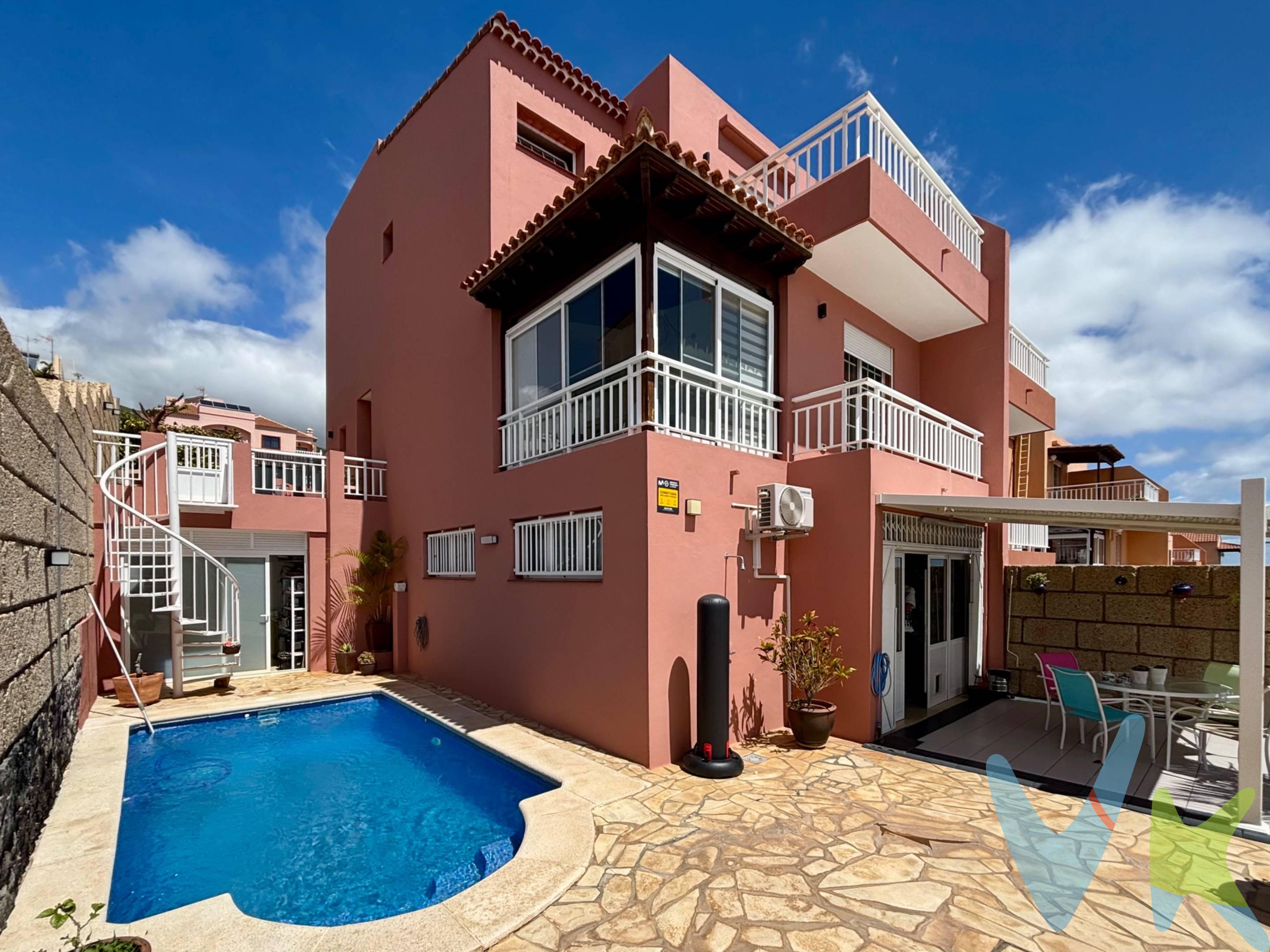 Descubre este espectacular chalet pareado en Barranco Hondo, Candelaria. Situado en la exclusiva Urbanización Rubens Marichal, una zona tranquila y privilegiada que combina privacidad, confort y unas vistas inigualables al mar. La propiedad cuenta con 232 m² construidos y distribuidos en tres plantas, ofreciendo espacios amplios, luminosos y perfectamente diseñados para disfrutar tanto del día a día como de momentos especiales en familia o con amigos. Se encuentra en excelente estado de conservación y lista para entrar a vivir. En la planta principal, encontramos una elegante y luminosa sala de estar con acceso a balcón, ideal para disfrutar de la brisa y las vistas. La vivienda dispone de una cocina independiente, cuidadosamente diseñada, que incorpora un acogedor y sofisticado rincón comedor desde el cual se contemplan impresionantes vistas al mar, la piscina y el solárium de la propiedad. En esta misma planta se ubican además un amplio baño y una práctica habitación adicional. La segunda planta alberga la zona de descanso, compuesta por tres habitaciones, dos de ellas dobles. La habitación principal destaca por su baño en suite y acceso a una amplia terraza con vistas despejadas, creando un espacio íntimo y relajante. La vivienda cuenta con un total de tres baños, todos ellos reformados con materiales de alta calidad y acabados elegantes. En la planta baja, se encuentra una amplia y versátil zona de estar. Además, incluye una pequeña cocina, zona de trabajo y un aseo adicional. Desde aquí se accede directamente a la la joya de la propiedad: una magnífica zona exterior con piscina privada, rodeada de un amplio solárium, espacio para comedor al aire libre y unas vistas panorámicas al mar y a la ciudad que convierten cada momento en una experiencia única. Junto a la piscina podrás encontrar un cuarto de lavado, herramientas y accesorios para mantenimiento de la piscina. Dispone también de rampa de acceso a zona de aparcamiento, aportando comodidad y funcionalidad.