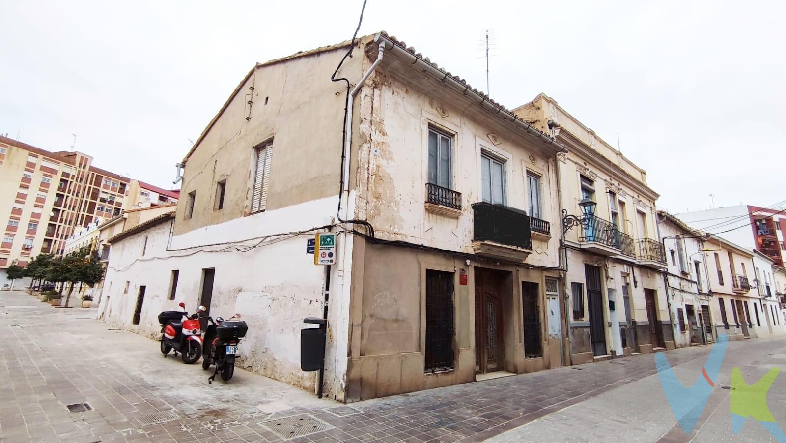 Se vende toda la planta baja de esta maravillosa casa de pueblo  para rehabilitar en el barrio más tranquilo del distrito de Campanar, Valencia guarda entre sus calles innumerables tesoros, algunos de ellos se esconden a los ojos de los turistas. Si paseamos por el distrito de Campanar, aparentemente no hay nada a simple vista que nos diga que estamos ante un barrio diferente. Modernos edificios y grandes avenidas ocultan un lugar que para sus habitantes no es un barrio, sino un pueblo. Disponible en venta tambien el piso alto de esta propiedad, consulte precios con nuestros asesores. Entre las avenidas Maestro Rodrigo y Pío XII encontramos el antiguo pueblo de Campanar, considerado Bien de Relevancia Local desde 1992. Sus calles todavía conservan las casas más pintorescas y su emblemática plaza de la iglesia. Apenas un par de calles nos separan de un paseo por una Valencia de otra época en la que el intenso ritmo de la ciudad desaparece completamente, tanto que, tras pasar del ajetreo de gente y tráfico intenso de muchas de sus calles, se puede pasar a la calma y tranquilidad más propia de una pequeña población rural con calles llenas de casitas bajas, muchas de ellas con decoración y toques modernistas. El inmueble que ofrecemos se ubica en una parcela de 288’75 m2 con fachada a tres calles dividida en tres subparcelas con regulación urbanística CHP-3FA (Conjunto histórico protegido Poblats Campanar), las subparcelas mencionadas de dividen de la siguiente forma (Adjuntamos ficha urbanística de cada una de las subparcelas):. Subparcela 1: Compuesta de Vivienda en planta baja compuesta de una gran entrada señorial, comedor, tres dormitorios, cocina independiente, 1 baño completo y 125, 88 m2 en su totalidad. Subparcela 2: Compuesta de una zona libre (antiguo almacen) de 102’64 m2 con la posibilidad de construir sótano + 2 plantas + desván. Subparcela 3: Espacio reservado para espacios libres (privados) de 60’23 m2 . El paso del tiempo ha hecho que la ciudad haya acaparado todo el terreno agrícola que rodeaba a este pequeño núcleo urbano llamado pueblo de Campanar. Las antiguas alquerías han desaparecido prácticamente, pero el barrio no ha perdido su encanto, algo que podemos certificar tras pasear por sus calles y comprobar el salto de un ambiente urbano a uno mucho más tranquilo. Especial mención a la Iglesia Parroquial de nuestra señora de la Misericordia de Campanar considerada Bien de Interés Cultural con categoría de monumento, al “Forn de Manuela” donde poder disfrutar de los mejores dulces y a la propia plaza de la Iglesia donde poder disfrutar de la tranquilidad dando un paseo matutino. Un lugar especial para vivir y disfrutar en pleno núcleo urbano con todo tipo de comercios y servicios a disposición de sus vecinos, una joya oculta por descubrir. Por mandato expreso del propietario, comercializamos este inmueble en exclusiva compartida, lo que garantiza el acceso a toda la información, a un servicio de calidad, un trato fácil, sencillo y sin interferencias a terceros. Por este motivo, se ruega no molestar al propietario, a los ocupantes de la propiedad, o a los vecinos. Muchas gracias por su comprensión. Si usted es agente inmobiliario y tiene un cliente para este inmueble, llámenos, estaremos encantados de colaborar. En el precio indicado en este anuncio no están incluidos los gastos propios de la compraventa, tales como impuestos aplicables y gastos de Notaría, registro, gestoría, etc.. . 