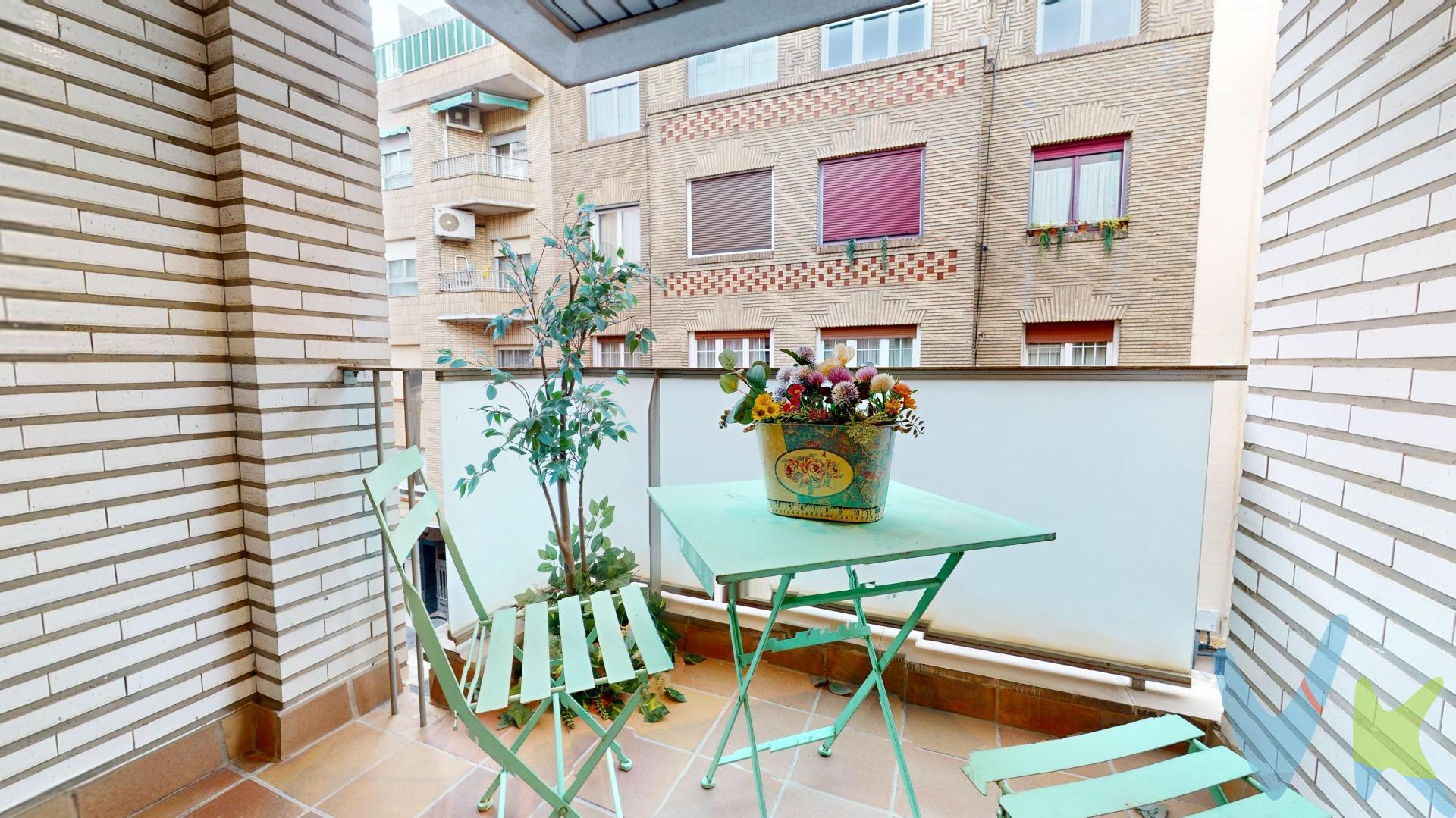 ✨ Piso con alma en el corazón de Zaragoza – calle Doctor Casas ✨. En una de las zonas más deseadas del centro de Zaragoza, a tan solo dos minutos del Corte Inglés de Sagasta, te espera este acogedor hogar que combina el encanto clásico de una vida tranquila con todas las comodidades de vivir en pleno centro. La vivienda, amplia y muy cuidada, cuenta con tres dormitorios dobles, uno de ellos tipo suite con baño privado y bañera, pensado para disfrutar de tus momentos de descanso. El segundo baño, con plato de ducha, añade comodidad al día a día de toda la familia. La cocina, de unos 8 m², es perfecta para disfrutar de la rutina con calma: dispone de galería cerrada con armario, ideal para mantener todo en orden. El salón, elegante y lleno de luz, se abre a una terracita con orientación sureste, un rincón perfecto para tomar el café de la mañana o disfrutar de una lectura al sol. Además, la vivienda cuenta con aire acondicionado por conductos, garantizando confort durante todo el año. El piso incluye plaza de garaje y trastero en la misma finca, un auténtico lujo en esta ubicación. Un hogar que enamora por su ubicación y amplitud. Ideal para quiénes buscan vivir en un entorno céntrico, cómodo. 💛 Ven a conocerlo y descubre ese lugar donde empezar una nueva etapa rodeado de todo lo que necesitas. Gastos de compraventa e intermediación no incluidos en el precio. **NOTA HISTÓRICA: Genaro Casas y Sesé fue un importante médico, catedrático universitario y político aragonés.