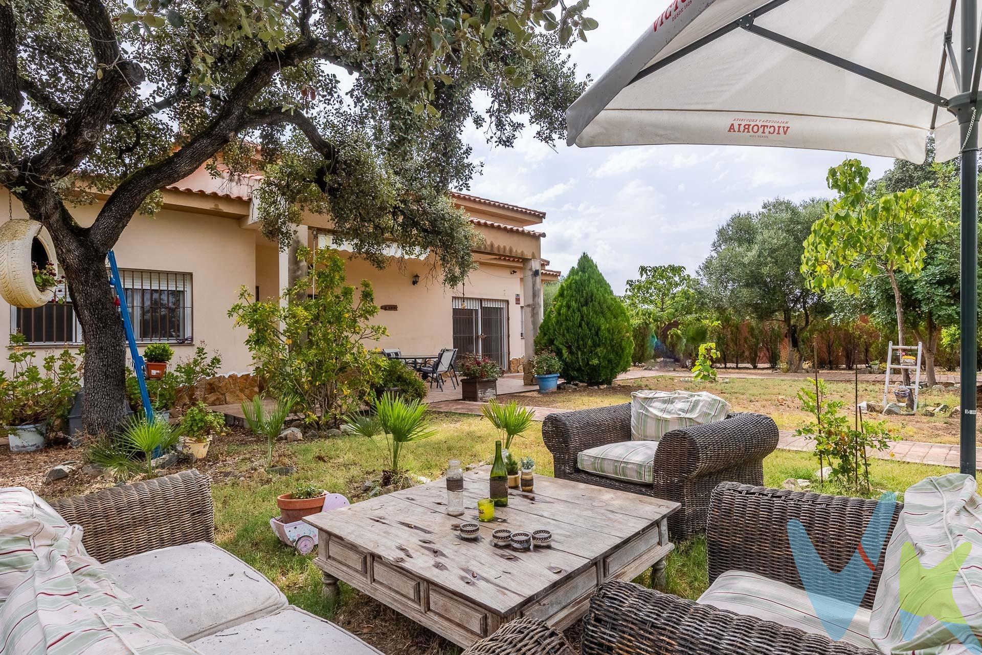 🌿 Exclusivo Chalet Independiente: Tu Refugio de Paz en Sanlúcar la Mayor. Naturaleza, amplitud y privacidad en una parcela de 1.800 m². Si buscas escapar del ruido sin renunciar a la comodidad, este chalet en urbanización privada "Los Encinares" es la respuesta. Una propiedad diseñada para disfrutar del clima de Sevilla, con espacios diáfanos, techos altos que multiplican la luz y un exterior que es un auténtico vergel. A SOLO 40 MINUTOS DE LAS PLAYAS DE HUELVA. La vivienda (212 m²) destaca por su arquitectura de espacios abiertos y acabados pensados para el bienestar:. Gran salón diáfano con cocina integrada, ideal para la vida moderna y reuniones sociales. Techos altos que generan una atmósfera de libertad y amplitud en cada estancia. en la zona de descanso: 3 dormitorios dobles con armarios empotrados de gran capacidad. Baño principal: Espacioso, moderno y equipado con placa de ducha. Calidad técnica: Cerramientos de aluminio Climalit con mosquiteras, garantizando aislamiento térmico y acústico total. 🌴 Un Exterior de Ensueño (1.800 m²) El verdadero lujo de esta propiedad reside en su parcela:. Piscina Privada: El epicentro de tus veranos. Jardín Frutal: Un oasis propio con variedad de árboles frutales en producción. Salón de Eventos Independiente: Estancia adicional exterior perfectamente acondicionada, con aseo propio. El lugar perfecto para celebraciones, gimnasio o zona de trabajo. Conexión a pozo comunitario para el suministro de vivienda, riego y piscina (ahorro garantizado). Entrada para vehículos cómoda y espaciosa. "Más que una casa, es el escenario donde empezar tu nueva vida.". ¿Quieres sentir la paz de este jardín en persona? No pierdas la oportunidad. En cumplimiento de las obligaciones de información previstas Disp. final 3ª de la Ley 10/2025, de 28 de diciembre, de servicios de atención a la clientela y transparencia, así como en la normativa sectorial vigente, y RD 218/2005 de Inf. de la Junta de Andalucía, el precio indicado no incluye los gastos e impuestos inherentes a la adquisición, los cuales se desglosan estimados o con posibilidad de calcularlos a continuación; los gastos más ajustados serán dados en el D.I.A. en la visita a inmuebles, o antes. *Gastos de Notaría: La Minuta se calculará según al arancel notarial oficial: Anexo I, del Real Decreto 1426/1989, de 17 de noviembre. Enlace: notariared.com/calculadora-gastos-compra-vivienda/. *Gastos de Registro de la Propiedad: La inscripción se facturará según el arancel oficial: ANEXO I, del Real Decreto 1427/1989, de 17 de noviembre. Igual enlace anterior. *Gastos de Gestión (Gestoría): Los honorarios por la tramitación administrativa, liquidación de impuestos e inscripción registral ascienden de forma estimativa a [363 € aprox.] (IVA incluido), aunque depende de cada caso, y su dificultad. *Honorarios Agencia del Vendedor: incluidos en el PVP. *Honorarios Agencia del comprador: La agencia prestará los servicios de información, asesoramiento y acompañamiento previstos en el Encargo de Servicios y en el D.I.A. Si solicita servicios adicionales o personalizados, sus honorarios serán informados previamente, de forma individualizada y por escrito, conforme a la libertad de pactos y a la normativa vigente. *Si necesita Financiación, su banco le informará. *Impuesto sobre Transmisiones Patrimoniales (ITP): Se aplicará el tipo impositivo vigente en Andalucía (generalmente el 7%, sin perjuicio de tipos reducidos del 6%. 3,5%, etc, aplicables según las circunstancias personales del comprador o las características del inmueble). El impuesto se devenga sobre el superior entre: 1.- Valor de Referencia de Catastro; y 2.- Precio de venta. Puede calcular su situación personal en el portal oficial de la A.T. de Andalucía. enlace: juntadeandalucia.es/organismos/economiahaciendayfondoseuropeos/areas/tributos-juego/tributos/paginas/impuestos-cedidos-transmisiones.html. . 